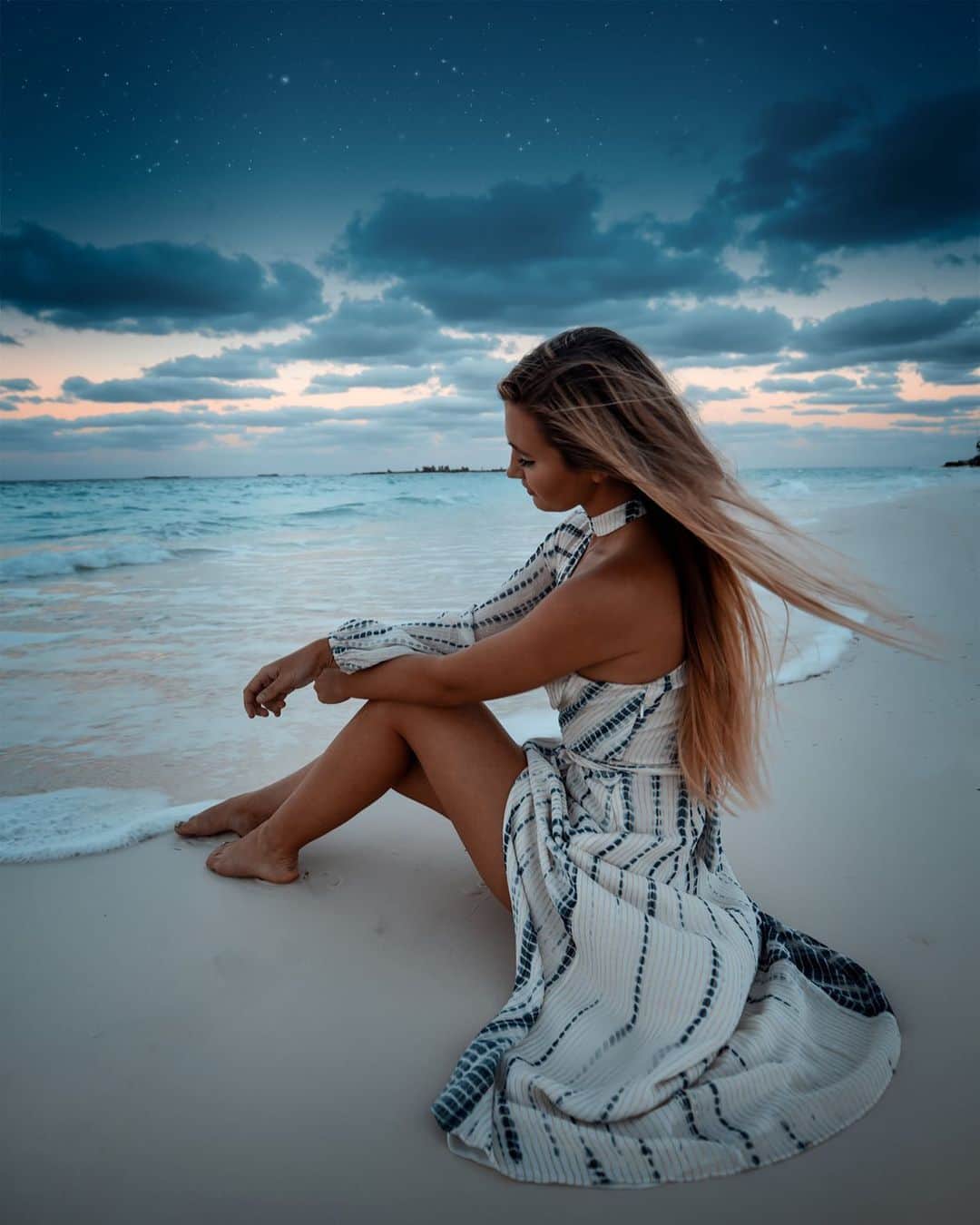 サシャ・カリスのインスタグラム：「Missing these starlight nights... ✨🌙 Can you see the stars where you are tonight? 🌚💫」