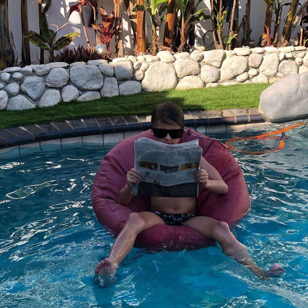 トニー・アゼベドのインスタグラム：「Sunday is newspaper day!」