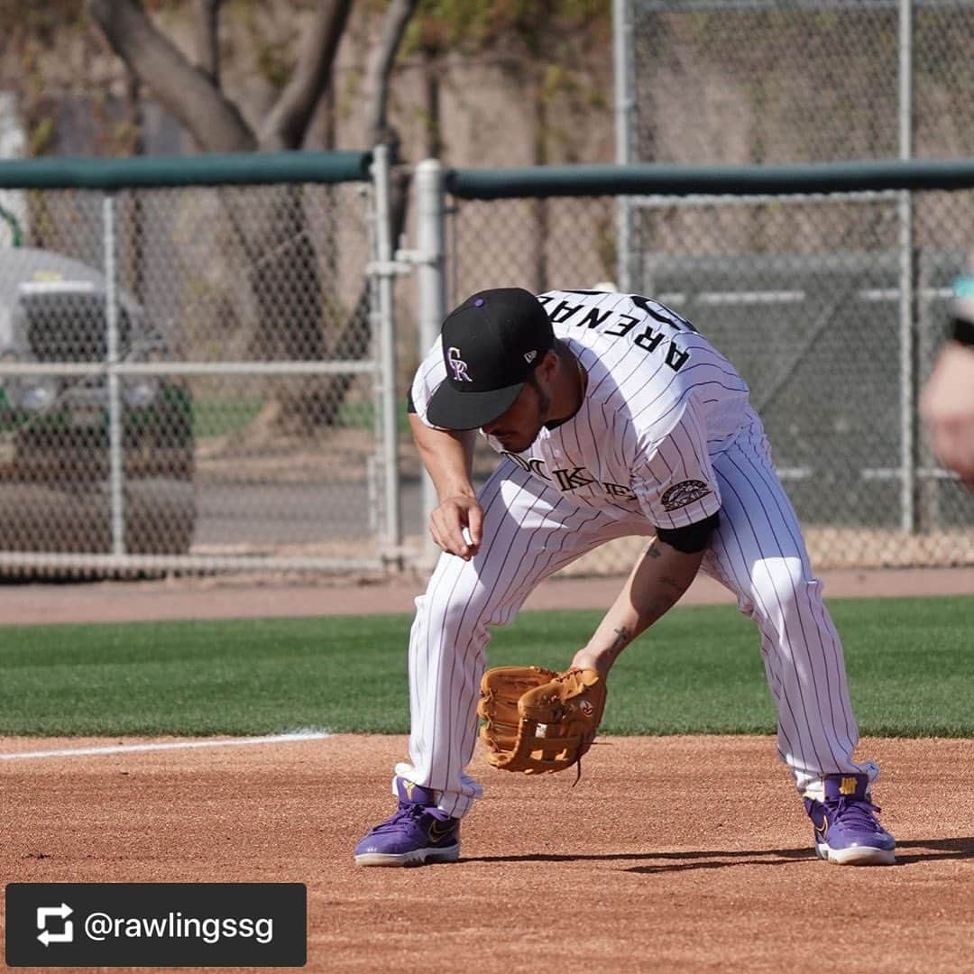 Rawlings Japanさんのインスタグラム写真 - (Rawlings JapanInstagram)「#Repost @rawlingssg with @get_repost ・・・ Nolan Arenado always brings the heat with his classy custom glove. See the conclusion of our @rockies #RawlingsGloveDay coverage and hear about his gamer here 🔥! Get your Arenado gamer or customize yours at  https://gloves.custom.rawlings.com/design/8f055714! #TeamRawlings #TheMarkOfExcellence #TheMarkOfAPro #SpringTraining #NolanArenado #Rockies #MLB @rawlings_japan_llc」5月4日 9時26分 - rawlings_japan_llc