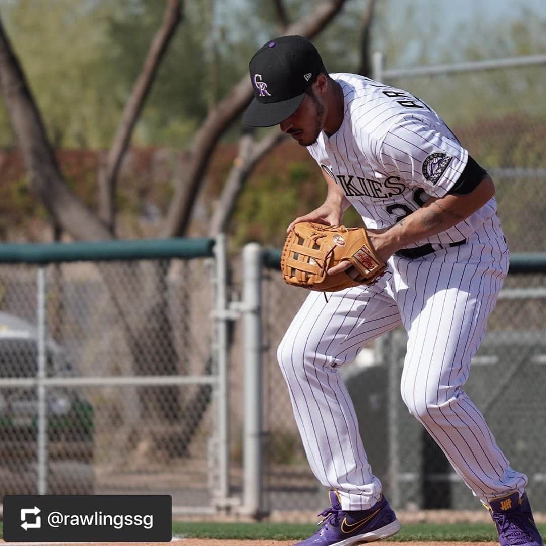 Rawlings Japanさんのインスタグラム写真 - (Rawlings JapanInstagram)「#Repost @rawlingssg with @get_repost ・・・ Nolan Arenado always brings the heat with his classy custom glove. See the conclusion of our @rockies #RawlingsGloveDay coverage and hear about his gamer here 🔥! Get your Arenado gamer or customize yours at  https://gloves.custom.rawlings.com/design/8f055714! #TeamRawlings #TheMarkOfExcellence #TheMarkOfAPro #SpringTraining #NolanArenado #Rockies #MLB @rawlings_japan_llc」5月4日 9時26分 - rawlings_japan_llc