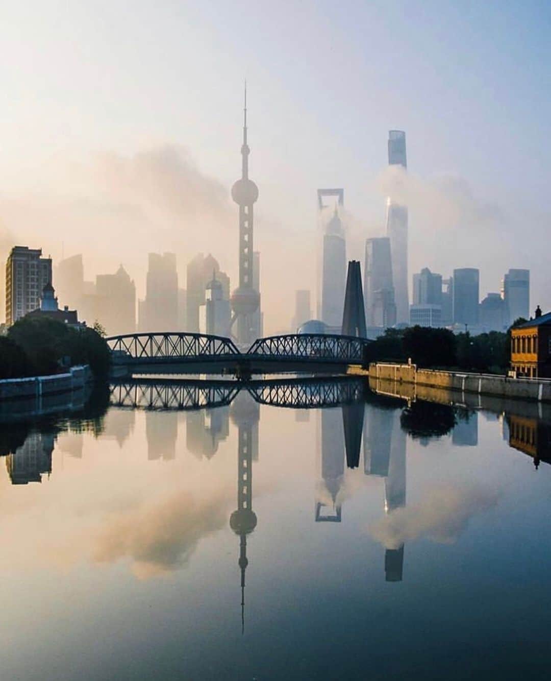 The Peninsula Hotelsさんのインスタグラム写真 - (The Peninsula HotelsInstagram)「A view to take in. The magic of Shanghai at sunrise, as seen by @anariswari.」5月4日 9時31分 - peninsulahotels