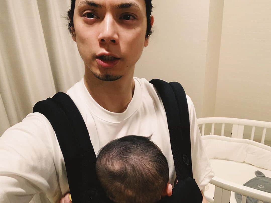 水嶋ヒロのインスタグラム：「長女のライバル？w #babygirl #娘 #次女 #baby #stayhome #blog」