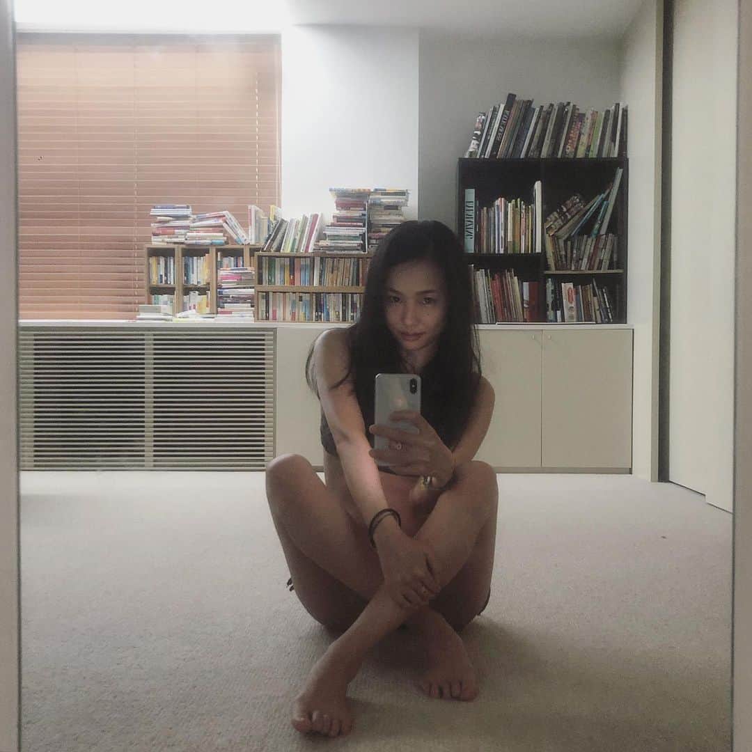 エリイ のインスタグラム：「Summer Morning 外は雨 これから風呂入って寝る #ころにゃん」