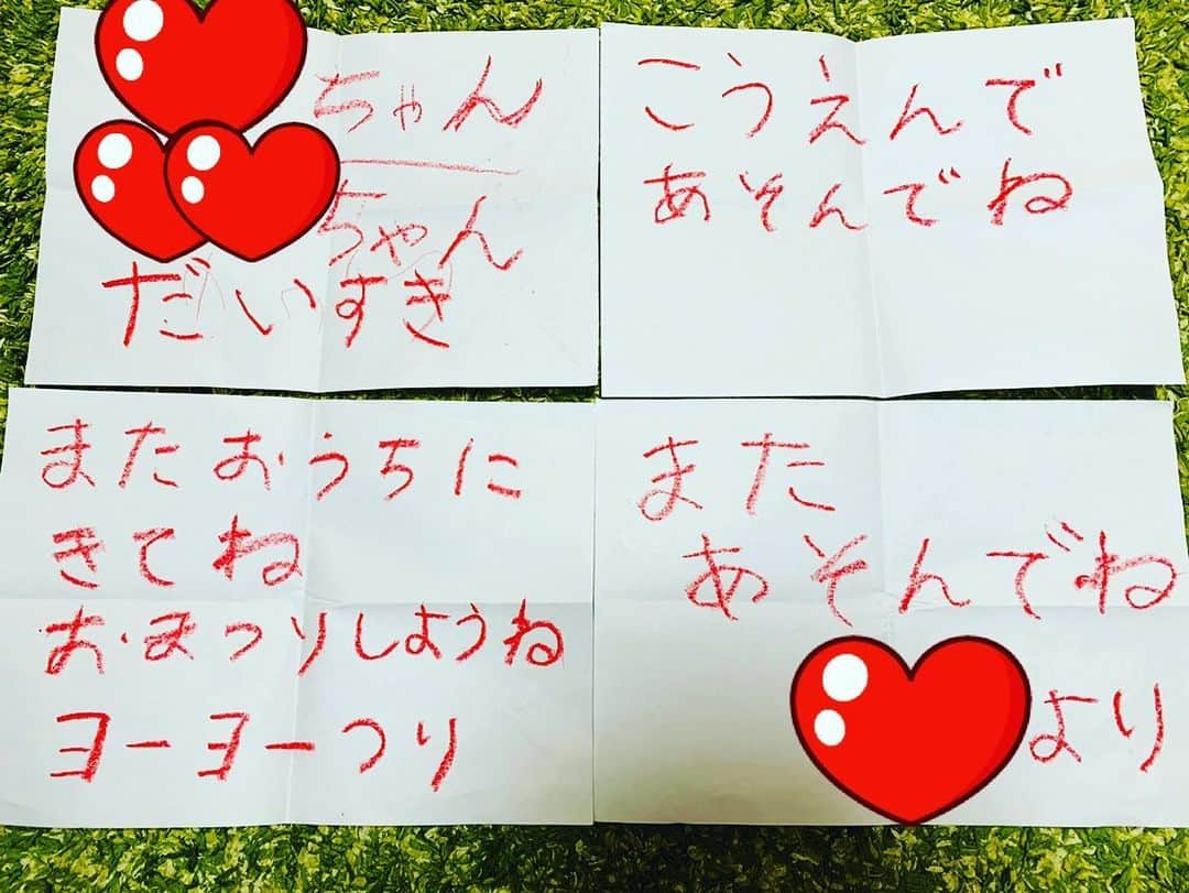 池辺愛さんのインスタグラム写真 - (池辺愛Instagram)「ポストにお手紙が届いていました💌 開けてみると・・・ 近所に住んでいる保育園のお友達から、娘宛てのお手紙でした。 3歳の娘、初めてお友達からもらったお手紙です🥰 ・ ・ ・ 保育園も登園自粛が続き、お友達にも先生にも全く会えていません。 昨日遊んでいるときに、ふと「◯◯ちゃん」と、このお手紙をくれたお友達の名前を口にした娘。 「◯◯ちゃんがどうしたの？」と聞くと、ぽそっと「呼んでみただけ…」と。 外に出たい！とか、誰かとあそびたい！とかワガママを一言も言わないけど、あぁ、ほんとはさみしいんだなと切なくなりました🥺 ・ ・ ・ ちょうどそんなときにお手紙が届いてニコニコ😍 私もすごくすごく嬉しい❣️ ・ ・ ・ 歩いて3分くらいのところに住んでいるのに1秒も会えないさみしさ。 でも、こんなことでもなければ、こうしてお手紙をもらうこともなかったのかも。 ・ ・ ・ 「お手紙」 こんなときこそ誰かにゆっくり書いてみるのもいいかもね😉 ・ ・ ・ #お手紙 #お手紙ありがとう #3歳 #はじめてのおてがみ #stayhome」5月4日 9時45分 - aiikebe