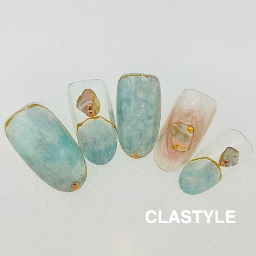 CLASTYLEさんのインスタグラム写真 - (CLASTYLEInstagram)「⭐️⭐️⭐️⭐️⭐️ GW期間中のおうち時間に CLASTYLEからプチHAPPYをお届け❣️ ネイル好きの皆様に楽しんでいただけるよう、 5月5日まで1日3作品ずつ掲載します✨ 本日のアートは 「ストーンは風チャームネイル」 薄く何色も重ねることで奥行きと透明感を！ 夏にもお勧めです♡ 見て楽しんでいただくのはもちろん♪ 気になる作品はマネしていただいたり、 施術する際のオーダー候補にもしてくださいね！  皆様からの「フォロー&いいね！」 お待ちしています😆👍💖 ＊ ＊ #おうちネイル#ネイル#ネイルデザイン#ネイルチップ#ネイルサンプル#ネイルアートデザイン#ネイル好き#ネイルで元気に#CLASTYLE#clastyle#クラスタイル#クラスタイル通信#クラスタイル渋谷#ネイルスクール#ネイル通学」5月4日 9時41分 - clastyle_nail