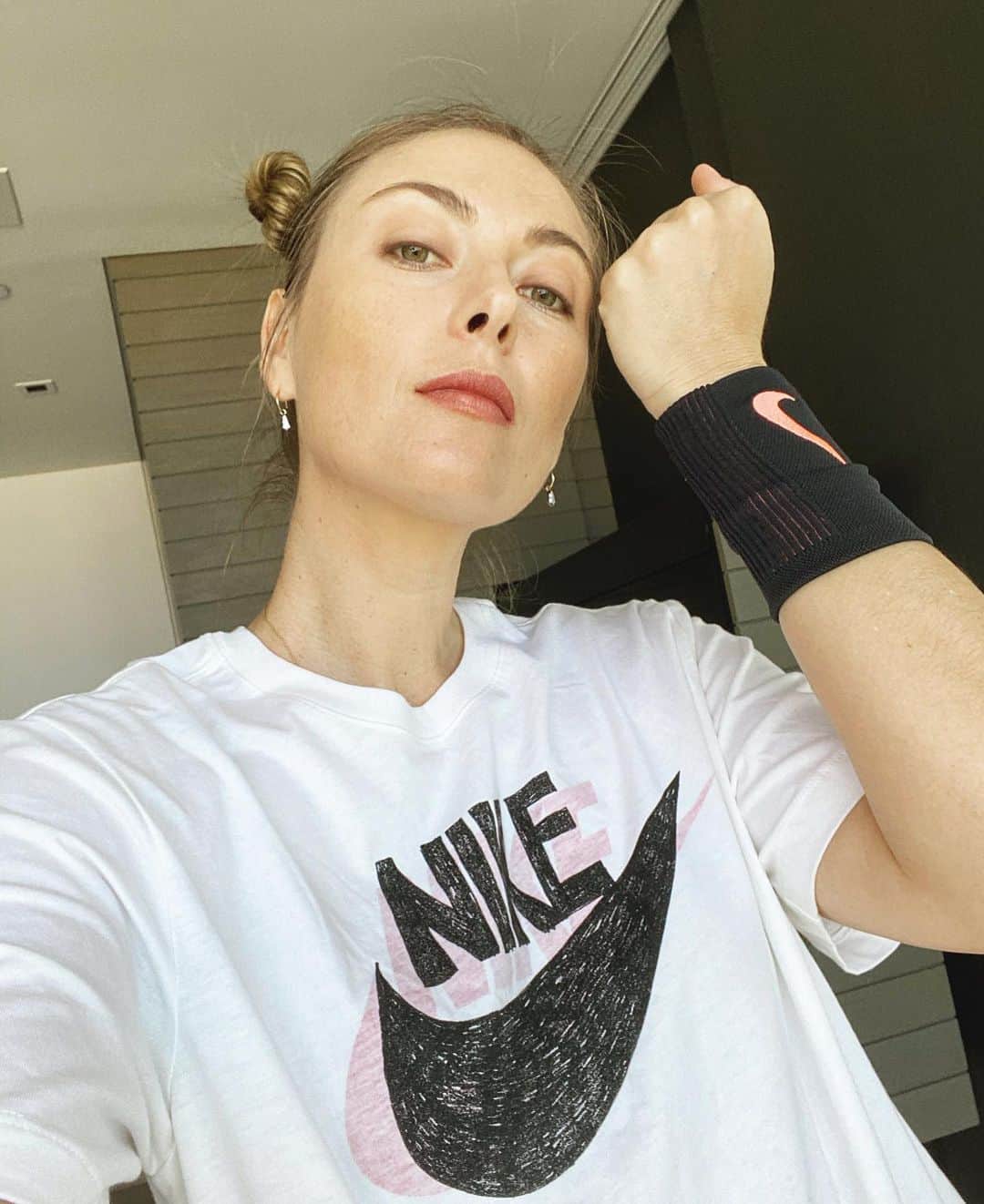 マリア・シャラポワのインスタグラム：「Got my game face on and dressed for the occasion but my Mario gaming skills need major work 😅. Thank you @imgatennis for bringing us together and helping us collectively donate 1.4 million to so many inspiring charities during these unprecedented times. @nokidhungry ❤️」