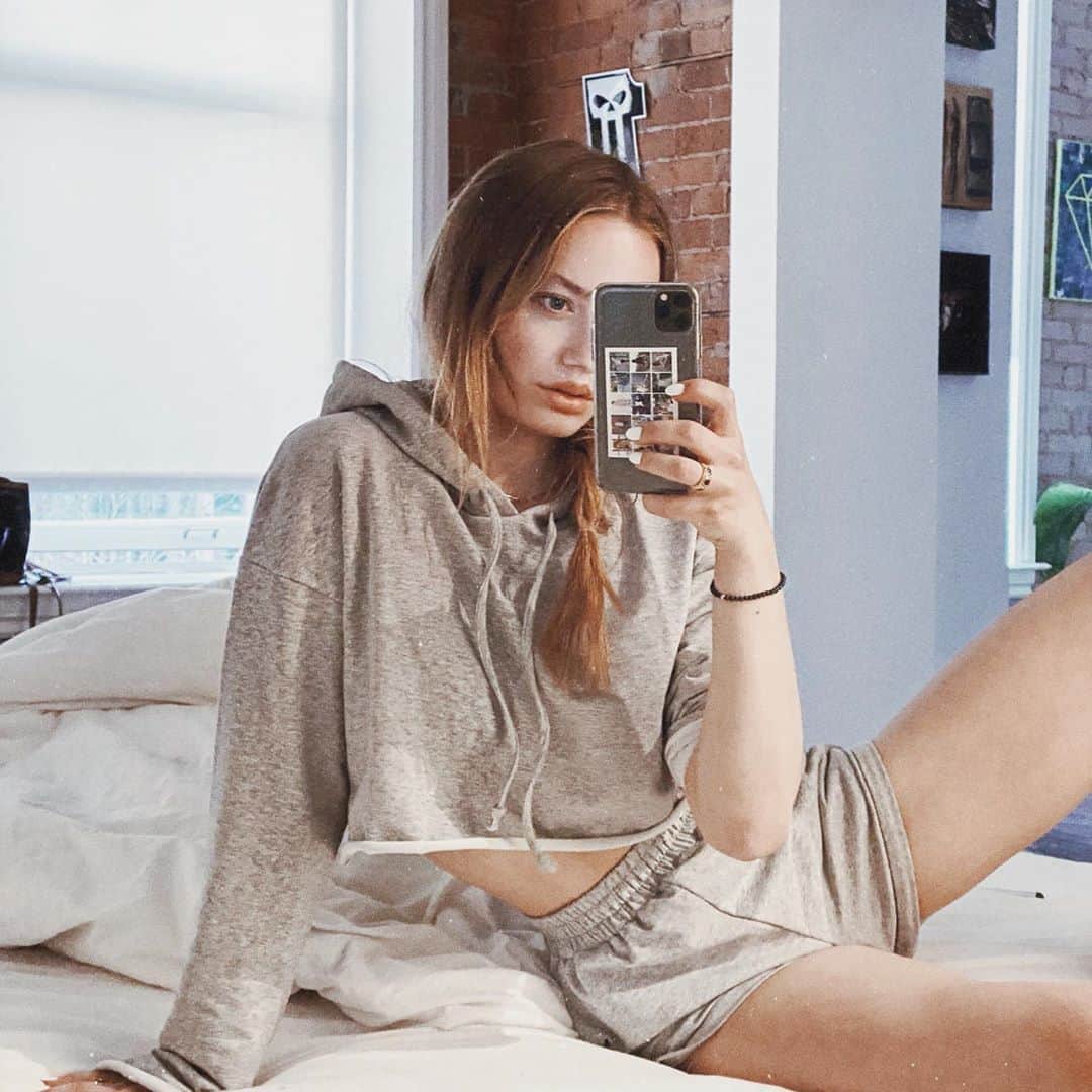 SONYA ESMANのインスタグラム：「knowing your worth? nobody can take that from you. 🧸🤍」