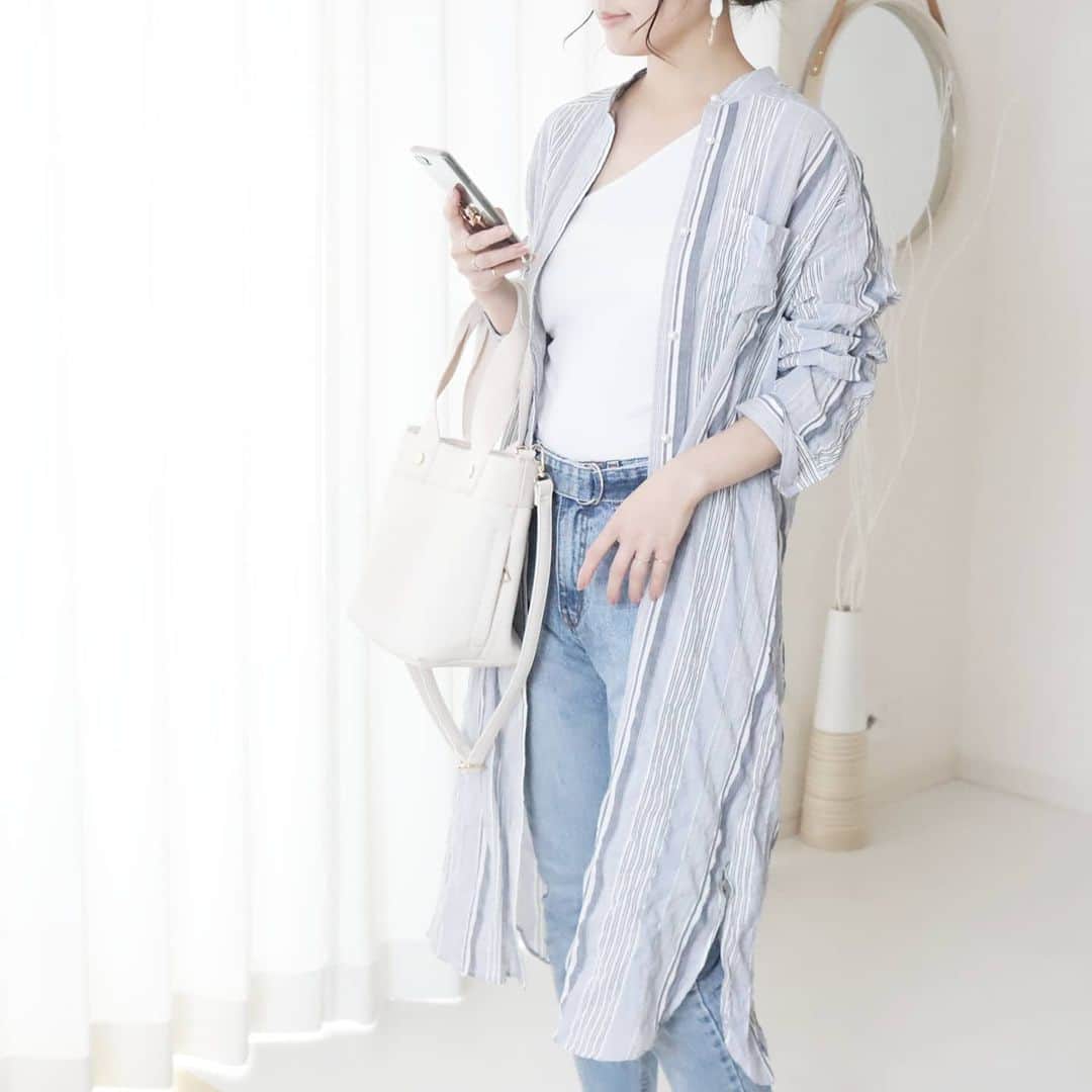 Eri Satoのインスタグラム：「blue×whiteコーデ · shirt: @blancbasque pants: @minelal__  bag: @kalie_official ·  ブランバスクで人気のパールボタンシリーズから 春はストライプのロングシャツワンピが出たよ🤗 👉シャーリングストライプワンピース【BB02-411】 爽やかで可愛いよね✨ @blancbasque のトップのURLから買えるのでぜひチェックしてね💛 · #blancbasque #rブランバスク#kalie #シャツワンピ#ワンピース#高身長コーデ#ママコーデ#カジュアルコーデ#ワンピースコーデ #春コーデ#fashion#ootd#outfit#code#coordinate#style#ファッション#コーディネート#コーデ#プチプラ#プチプラコーデ#シンプルコーデ#mamagirl#locari#partegram#カジュアル#お洒落さんと繋がりたい」