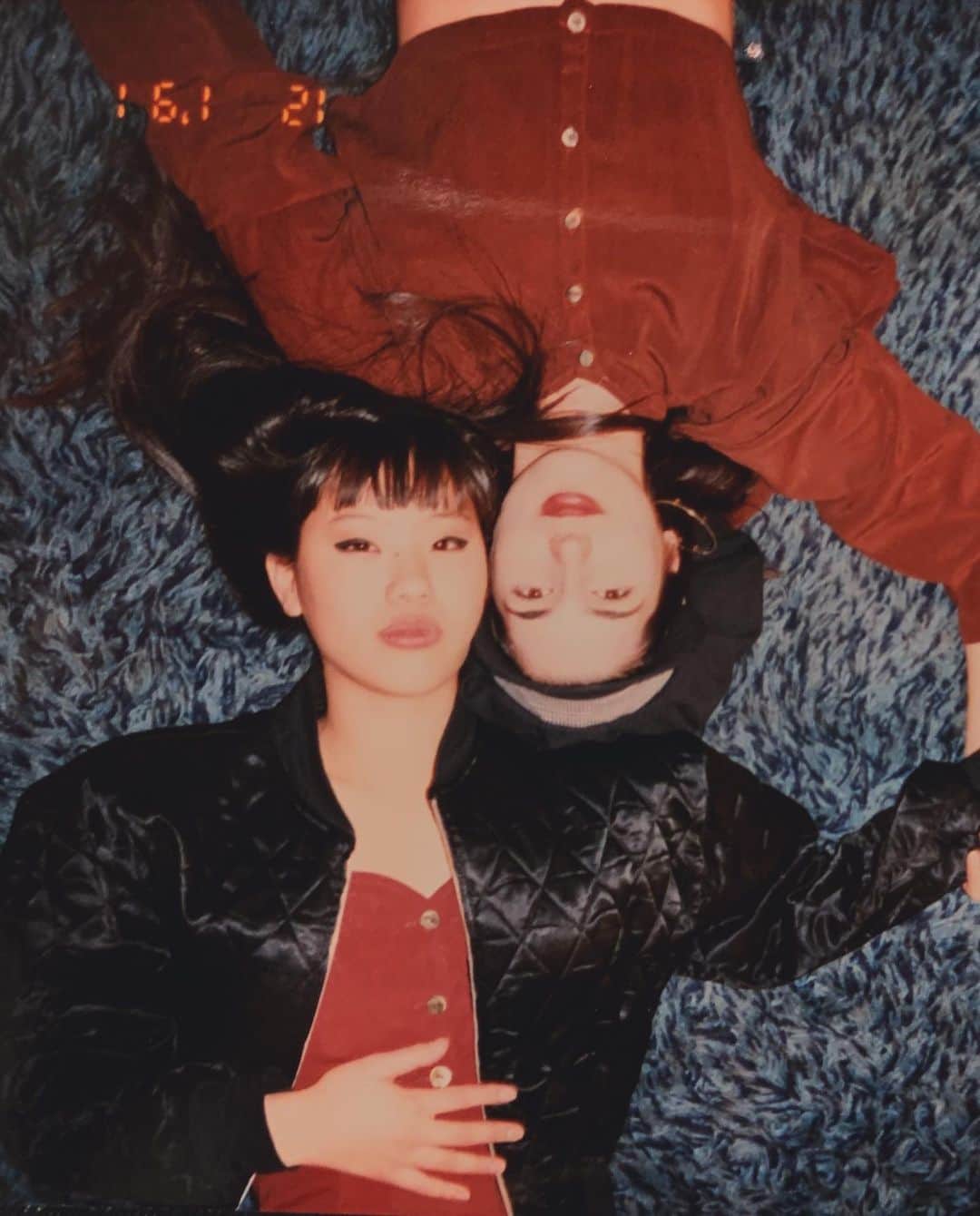 Kara Yoshimoto Buaさんのインスタグラム写真 - (Kara Yoshimoto BuaInstagram)「This photo from '91 in San Francisco with my bestie @beatchk during my first years after being introduced to the beauty world working at the local department store and ending up at the cosmetic counters. I assisted the photographers, holding bounces for lighting, editing on the lightbox for my portfolio, experimenting and creating new looks, working with models doing their hair, makeup, and styling. We called this "testing" doing "new faces" for model agencies. I was burgeoning on my life career! We were shooting photos doing 3 models, 4 looks each, 5 days a week!! This was just before I moved down to Los Angeles to expand the horizon, before celebrities started being on magazine covers. Thank you @saratan and @allure for including me in this story with so many talented  American Asian Pacific Islanders in the beauty industry like @jennychohair @storyofmailife @anhcotran @danielmartin  @namvo @patrickta @makeup.marc @joyceplatonmua @houseofdaphne @amyle.nails ! Please go to my stories for the link, @allure stories to swipe to link or head to @saratan for link in her bio to read this inspiring article.」5月4日 10時03分 - karayoshimotobua