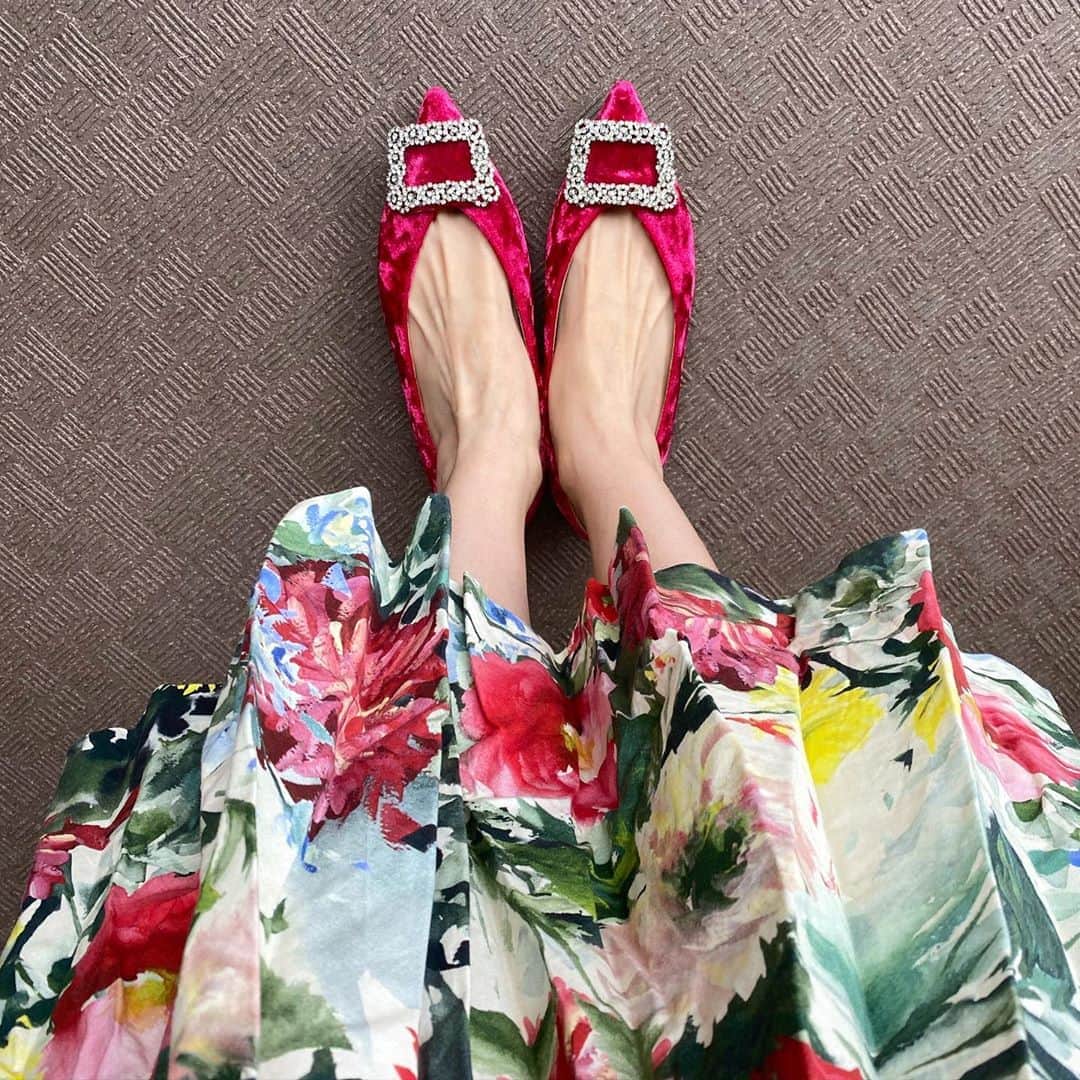 斉藤麻衣のインスタグラム：「🌷💗 お家の周りを少しお散歩🐾 お散歩には適してないけど 春らしい装いなんてできてないから たまにはね🌷 #spring  #pink」