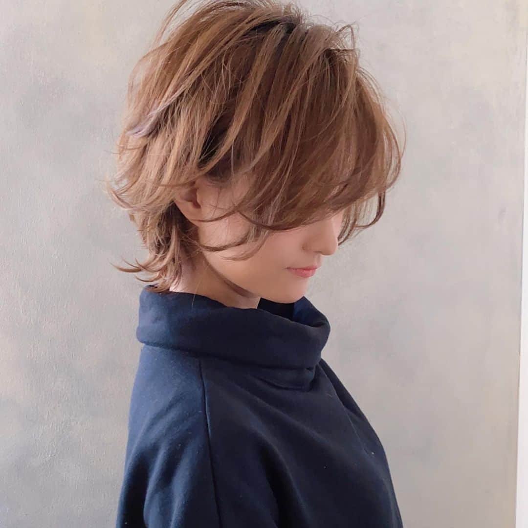 西岡卓志さんのインスタグラム写真 - (西岡卓志Instagram)「伸ばすも短くするのも﻿ @takashi_nishioka におまかせあれ！﻿ ﻿ ﻿ 今回は切るか伸ばすか悩んだ時に見るヘアカタログ✨﻿ ﻿ ﻿ ﻿ 保存して頂けるとオーダーの際に便利です！﻿ ﻿ ﻿ 髪質に適した西岡独自の手法で髪を傷めず柔らかい質感へ✨💈﻿ ﻿ ﻿ ﻿ ﻿ パーマで悩んでいる方は是非ご相談下さい！﻿ ﻿ カットでフォルムを美しくし、パーマで全体のボリュームを似合う位置に作ります！﻿ ﻿ さらに髪質をしっかり診断させて頂き薬剤を選定し今までにないパーマの質感を約束します！﻿ ﻿ ﻿ ☑︎パーマがかからないと言われた方﻿ ﻿ ☑︎いつもすぐ取れてしまう方﻿ ﻿ ☑︎巻いてるからパーマでは出来ませんと言われた方﻿ ﻿ ☑︎パーマがくるくる過ぎて気に入らない方﻿ ﻿ ☑︎とにかく髪型に悩んでいる方﻿ ﻿ ﻿ 是非僕にご相談ください！﻿ ﻿ ﻿ 美容師キャリア20年で培われた﻿ ﻿ 《西岡独自のパーマ&似合わせ理論》で必ずステキなヘアスタイルにします！﻿ ﻿ お客様からはカットしてよかった！パーマをかけて良かったというお声を多数頂いております！﻿ ﻿ ﻿ 《✨お客様の口コミ✨》﻿ ﻿ ﻿ ﻿ ■会う人全員に褒められます！！本当にありがとうございます！また行きます😊﻿ ﻿ ■ 本日はパーマをかけていただき、ありがとうございました☺パーマも色もほぼ全てお任せでお願いしましたが、優しく聞き取りしてくださり、西岡さんにお願いしてよかったなぁ✨と思いながら帰りました☆お忙しい中ありがとうございました！明日から、パーマ楽しみたいと思います😌そして、またぜひ、よろしくお願いします🙏﻿ ﻿ ﻿ ■ 西岡さんにカットしてもらったあとは、めちゃ誉められます😂﻿ 有難うございます💕🍀﻿ ﻿ ■ 今日は、素敵な髪型にしていただき、ありがとうございました😃﻿ ﻿ スタッフの皆さんにも良くしていただき、あっという間に時間が過ぎていました♬﻿ ﻿ これからもよろしくお願いします😊﻿ ﻿ ﻿ ﻿ ーーーーーーーーーーーーーーーーーーーーーーー﻿ ﻿ ﻿ 髪型に悩まれている方は是非ご相談下さい！﻿ 全力で取り組ませて頂きます^_^﻿ ﻿ ﻿ 【✨髪型で人生を豊かにするお手伝いを✨】﻿ ﻿ 素敵なヘアには女性を幸せにする力があります！﻿ ﻿ 僕に是非お任せ下さい！﻿ ﻿ ﻿ ヘアスタイルを似合わせるには大事な要素があります✨﻿ ﻿ ☑︎首や、肩幅を考慮したシルエット👤﻿ ﻿ ☑︎お顔の特徴頬や顎の位置生えグセなどをカバーする前髪を含めたフロントデザイン👧﻿ ﻿ ☑︎普段のファッションに馴染むヘアスタイルとファッションの調和👚﻿ ﻿ 美容師は綺麗に切る事が大事なのではなく、一人一人に似合わせる事が大事です✨﻿ ﻿ なぜかいつも髪型がしっくり来ない！﻿ ﻿ インスタで見た可愛い髪にしたい！﻿ ﻿ なんか似合ってない、なんか変、可愛くない！﻿ ﻿ という貴女へ！﻿ ﻿ 絶対僕が素敵にします！﻿ ﻿ 是非一度ご相談下さい！！﻿ #オトナ﻿ #痩せる﻿ #前髪﻿ #モテ﻿ #大人っぽい﻿ #大人っぽく﻿ #シースルーバング﻿ #長め前髪﻿ #かき上げ前髪﻿ #ななめ前髪﻿ #流し前髪﻿ #オルチャン﻿ #テギョモリ﻿ #ヨシンモリ﻿ #ミディアム﻿ #シースルーバング﻿ #デジタルパーマ﻿ #リバースカール﻿ #ニュアンスウェーブ﻿ #外ハネ﻿ #ボブ﻿ #ストレート﻿ #アッシュ﻿ #アッシュグレージュ﻿ #ダブルカラー﻿ #似合わせ﻿ #千代田区美容室﻿ #外ハネパーマ」5月4日 21時07分 - takashi_nishioka