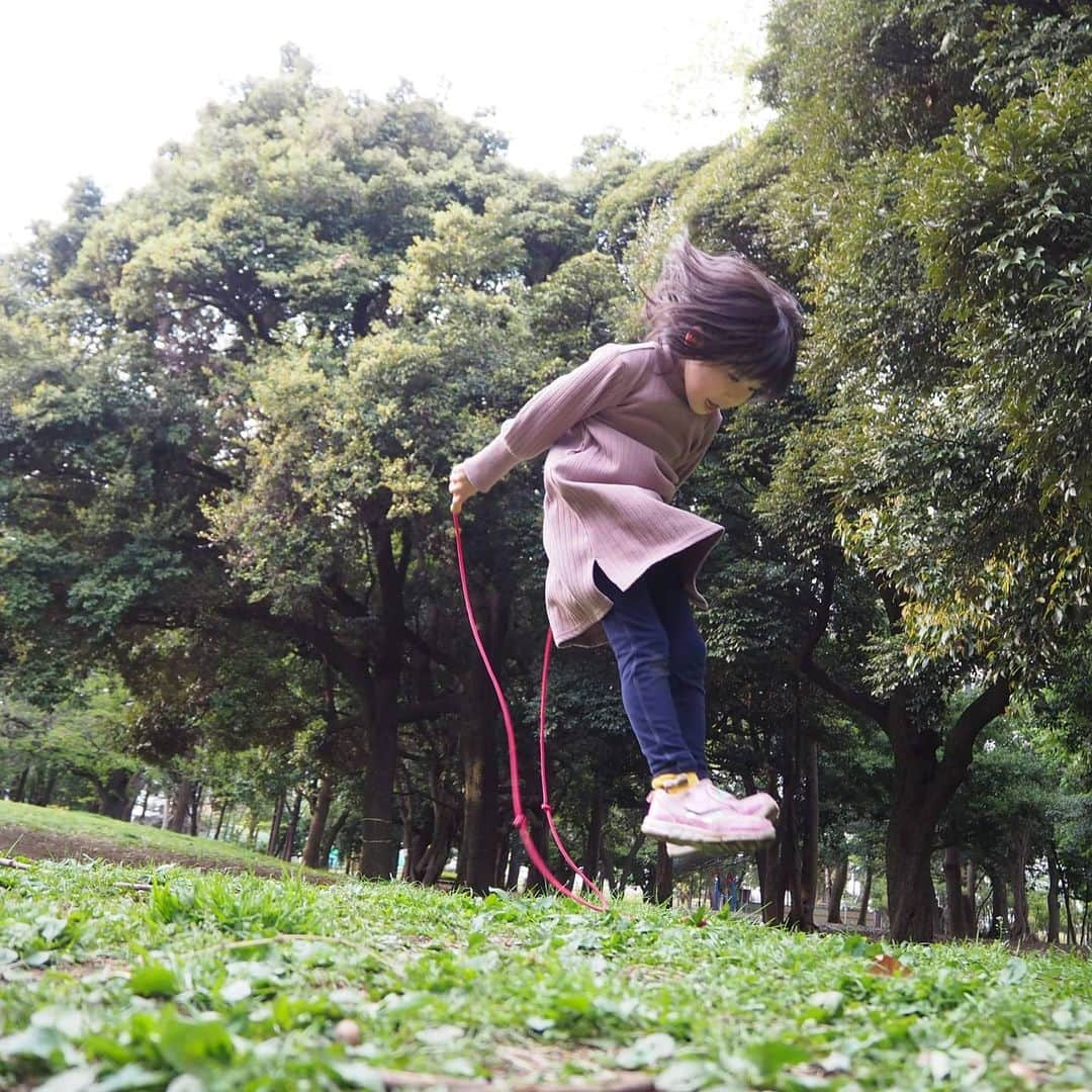 Kuboi Ayumiさんのインスタグラム写真 - (Kuboi AyumiInstagram)「緊急事態宣言、今月31日まで延長決定しましたね。﻿ 小学校も行かないまま、時間だけが過ぎていくので﻿ どうやって勉強や運動をさせてあげたらよいか、日々悩んでいます。﻿ ﻿ 緊急事態宣言中にいろいろ成長させてあげようと、いろいろ考えているのですが﻿ 先日はじめたのは、なわとび。﻿ ﻿ 縄跳びって、新一年生はみんなやったことあるものですか…？﻿ 実は我が家では全くやったことがなく、保育園でも習っていなかったのですが﻿ 小学校からの課題の中に見つけて焦ったのが「なわとび」の文字。﻿ ﻿ なわとびの飛び方はもちろん、持ち方やなわのまわし方などわからない娘。﻿ 小学校でひとりだけ飛べなかったらかわいそうだと思って、教えてあげることにしたのですが﻿ これがまた難しい…。﻿ ﻿ 教え方のコツ、ぜひ教えてほしい（涙）﻿ ﻿ 両足で飛ぶ、なわをまわす、そんなこともできないところからだったので﻿ いろいろ工夫しながら教えてあげることに。﻿ ﻿ 早朝の誰もいない公園で練習をしてたのですが、パパが教えてあげたところ急成長！﻿ 「あっ、そういえばパパは教育学部だったんだ」と改めて先生のすごさを実感（笑）﻿ ﻿ ３日くらいで40回くらい飛べるようになりました。﻿ なわとびならちょっとしたスペースがあれば家のまわりでもできるので﻿ 学校がはじまるまでにもうちょっと一緒に付き合ってあげようと思います。﻿ ﻿ ちなみに、Amazing MEIJIN Channelっていう家族みんなで楽しめるおもしろい動画アプリが﻿﻿﻿ 先日リリースされたので、私も動画をアップしています。﻿﻿﻿ ストーリーにもリンクをのせるので、よかったら見てもらえるとうれしいです。﻿﻿﻿ ﻿ https://amchannel.top/videos/hx8WSJpzniTX4kFnfW1J?openExternalBrowser=1﻿ ﻿ いろんな人がそれぞれのチャレンジをアップしているので﻿﻿﻿ 見始めたらとまらない。﻿﻿﻿ ﻿ ﻿ #なわとび #縄跳び #おうちでチャレンジ #女の子ママ #おうち時間 #公園 ﻿ #おうちじかん　#うちで過ごそう　#ステイホーム　#おこもり﻿﻿﻿ #meijin #名人 #すごい動画 #アメイジングメイジン #stbook #おうち時間を楽しむ」5月4日 21時03分 - himekagami