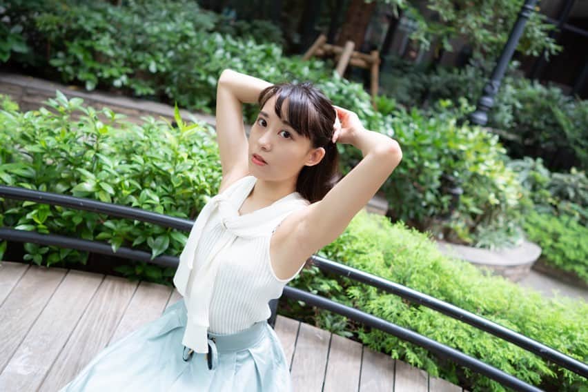 のインスタグラム：「#過去pic . . . 去年の８月に撮ってもらったときの！「来年はこのあたりで働いている姿の実感が湧きません〜😂」とか言っていたのにね... 最近はお洋服買いたい欲求あるのに着ていく場がないから我慢してます...笑💸 photo: @masakifujiwara1885 . . . #olコーデ #オフィスカジュアル #オフィスコーデ #ポニーテール #丸の内 #ol  #作品撮り #作品撮りモデル #被写体 #被写体モデル #撮影データ #東京カメラ部 #作品撮り  #ファインダー越しの私の世界 #ポトレ #ポートレート #ポートレイト #サロモ #読モ #ビジョビ　#天使と女神のハーフ #美女navi #ビジョフォ #ビジョラダ #美人名鑑　#美女ふぁいる #ビジョグラム #ビジョビジョ #美女の宅急便 #読者モデル」
