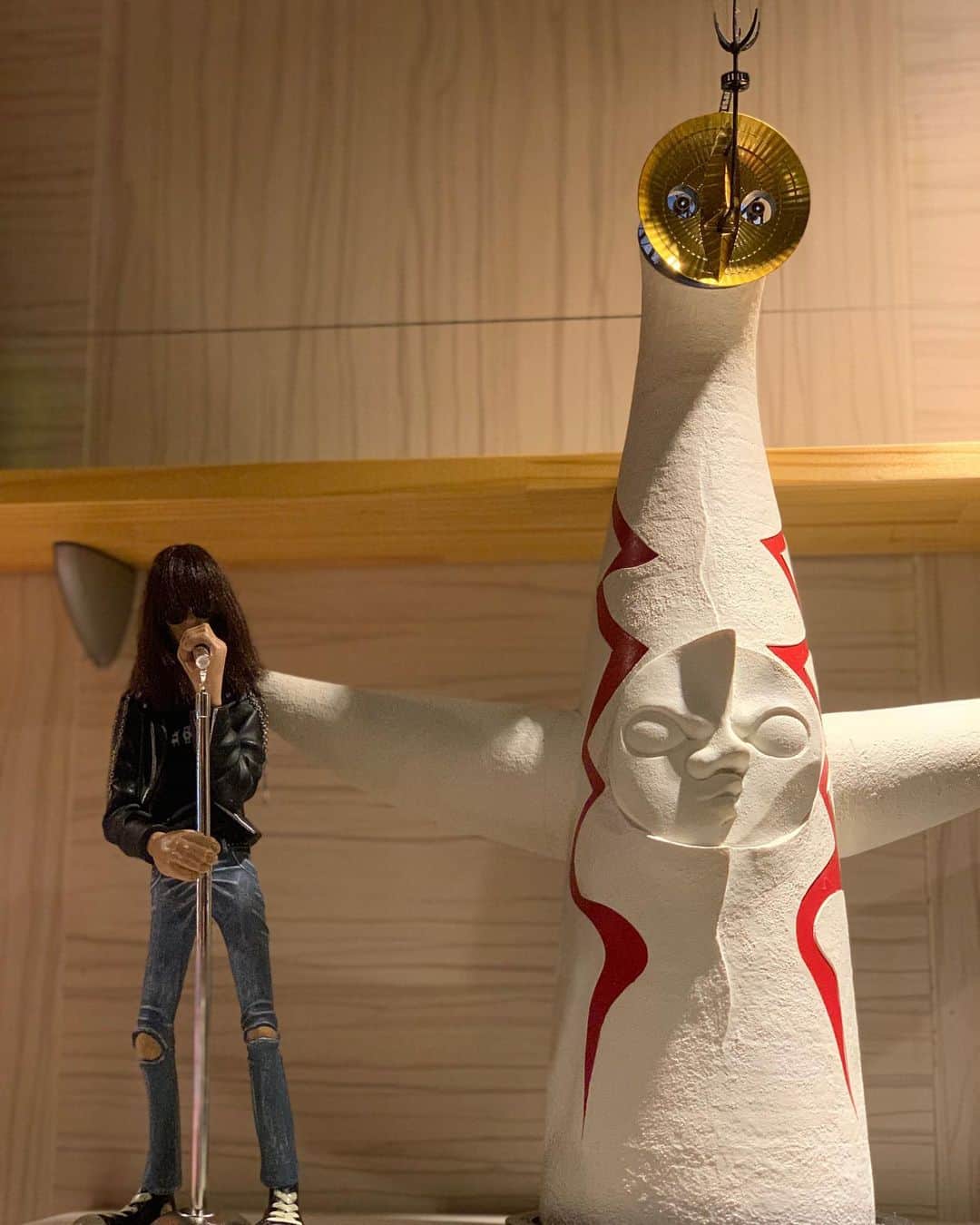 池田真一のインスタグラム：「太陽の塔とJOEY RAMONE  やっぱりJOEY RAMONEデカいなぁ〜」