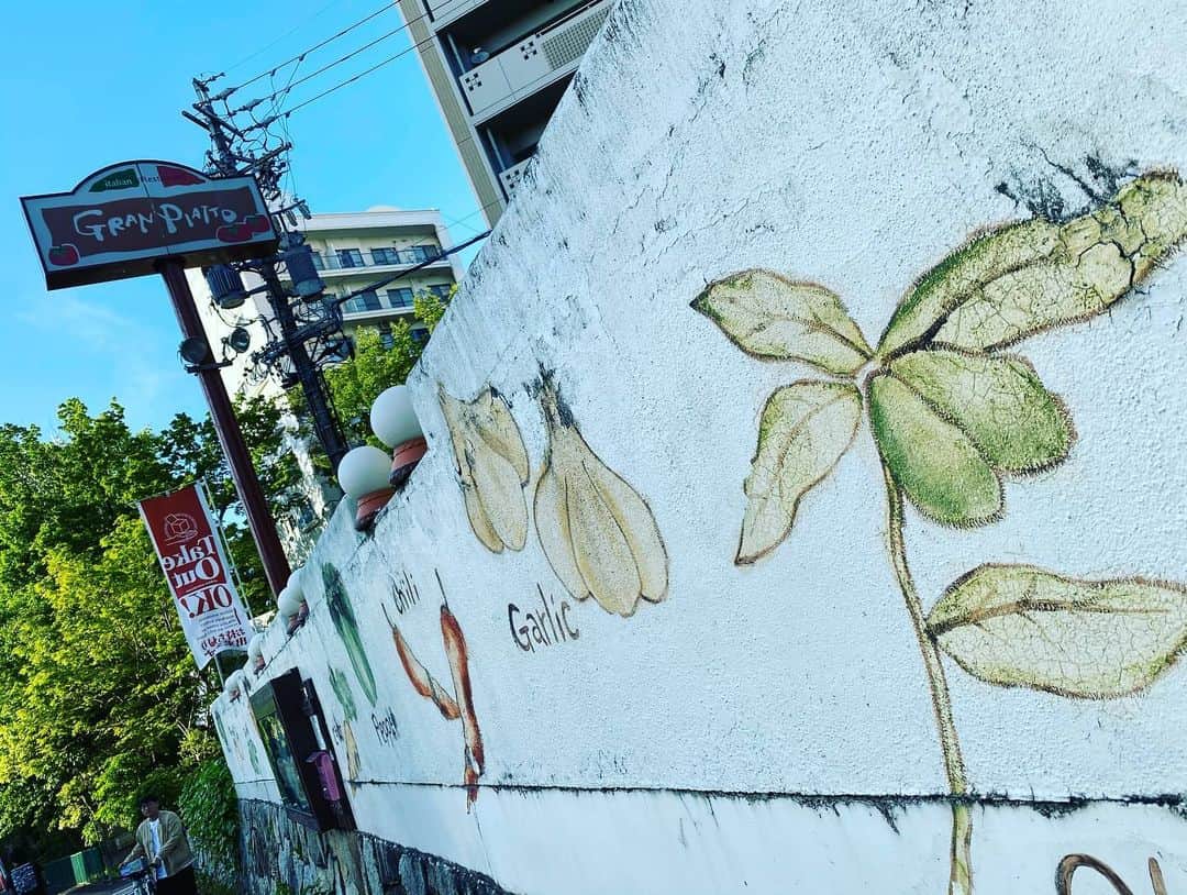 倉橋友和さんのインスタグラム写真 - (倉橋友和Instagram)「【名古屋テイクアウト 18】グランピアット（名古屋大学） 2種類のパスタ（大盛り）を熱々のうちにお持ち帰り🍝いつも子どものご飯を優先している妻からも「麺類を温かいうちに食べられたのは久しぶり」と好評でした。学生も多いエリアに店を構えていることも関係しているのでしょうか？想像以上のボリュームで、大満腹です😲@granpiatto.yamate  #昭和区 #テイクアウト #昭和区テイクアウト #名古屋テイクアウト #グランピアット #パスタ #大盛りパスタ #カルボナーラ #タコとネギのペペロンチーノ #人参サラダ #キャロットラペ #おうち時間 #おうちご飯 #メーテレ #アナウンサー #倉橋友和 #倉めし #倉めしテイクアウト #3密を避けて #stayhome #stayathome #コロナに負けるな」5月4日 19時33分 - nbn_kurahashi