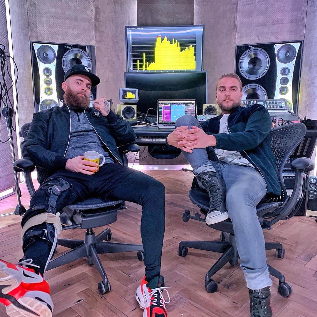 Showtekのインスタグラム：「We know you want those speakers, but you can’t have them. 😬」