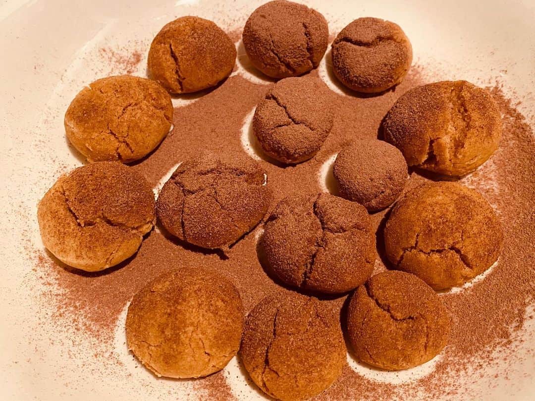 タカシさんのインスタグラム写真 - (タカシInstagram)「お家にあるものでほろほろクッキー作ってたら、 タクヤからの電話取れなかった、、、 悔しい、 出来上がったクッキーの味はほろ苦い、、、 #ほろ苦い思い出 #ココア味 #ぴえん #StayHomeEbidan」5月4日 19時35分 - takashi_yade07