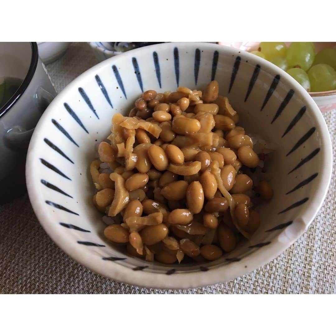土橋ココさんのインスタグラム写真 - (土橋ココInstagram)「. #和食ご飯  だるま納豆のそぼろ納豆おいしいですよ〜切り干し大根が入ってるんですよ〜おつまみにも合うみたいですよ〜あ、お茶碗欠けてる...😦 #納豆大好き」5月4日 19時38分 - niko_d.k