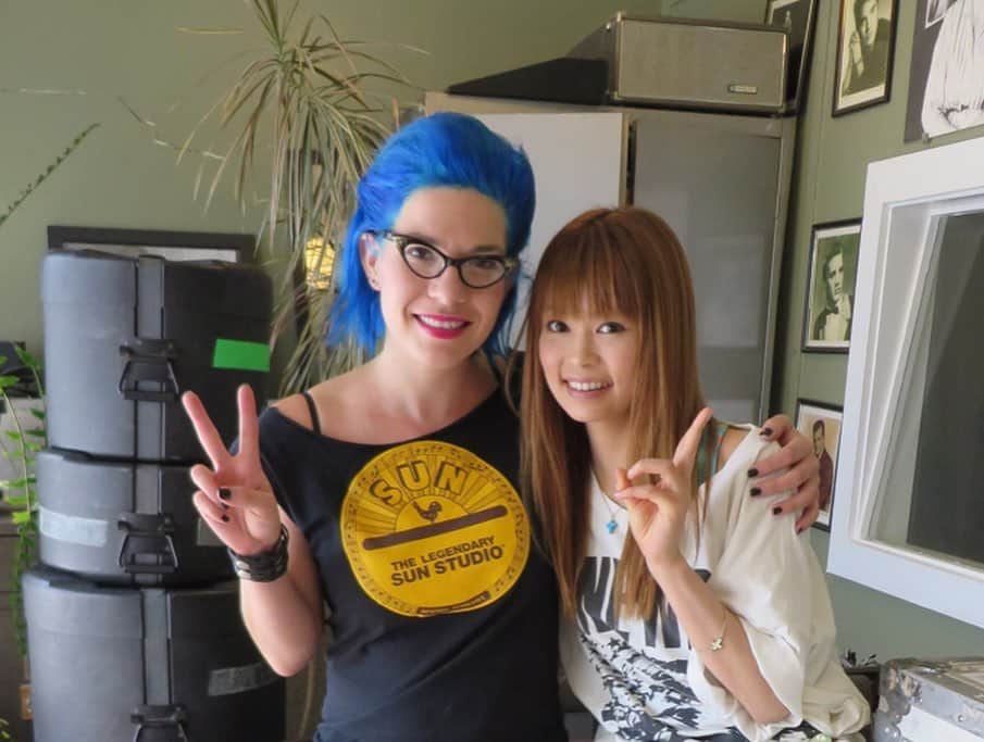 池田彩さんのインスタグラム写真 - (池田彩Instagram)「メンフィス、SUN Studio 見学の様子！！ ブルーヘアーのお姉さんは、見学ツアーで案内してくれて、快く写真も撮ってくれました😆 もちろん案内は全部英語でした🙃  #memphis  #sunstudio  #music #池田彩の旅行気分 #tripgram」5月4日 19時56分 - aya_ikeda_official