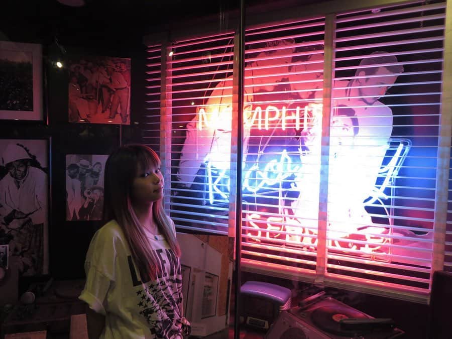 池田彩さんのインスタグラム写真 - (池田彩Instagram)「メンフィス、SUN Studio 見学の様子！！ ブルーヘアーのお姉さんは、見学ツアーで案内してくれて、快く写真も撮ってくれました😆 もちろん案内は全部英語でした🙃  #memphis  #sunstudio  #music #池田彩の旅行気分 #tripgram」5月4日 19時56分 - aya_ikeda_official