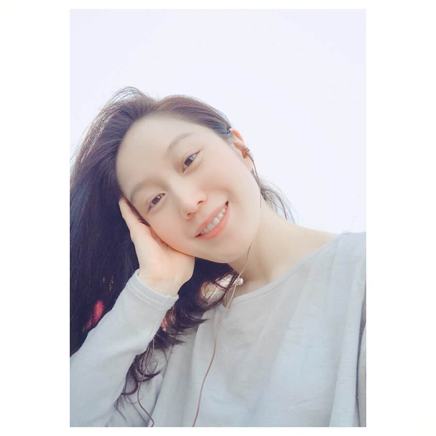 キタキマユのインスタグラム：「坂本龍一「/04」より “Perspective” 🎹✨﻿ ﻿ Every day I open the window﻿ Every day I brush my teeth♪﻿ ﻿ とても好きな曲☺️💕﻿ ﻿ 曇空の中に月が輝いてた🌕✨﻿ ﻿ #04﻿ #坂本龍一﻿ #ryuichisakamoto ﻿ #教授﻿ #perspective ﻿ #おうち時間﻿ #曇空から覗く月 🌕﻿ #何かのアンテナがシャキーン ✨﻿ #myfavoritesong ﻿ #stayhomestaysafe ﻿ #kitakimayu #キタキマユ」