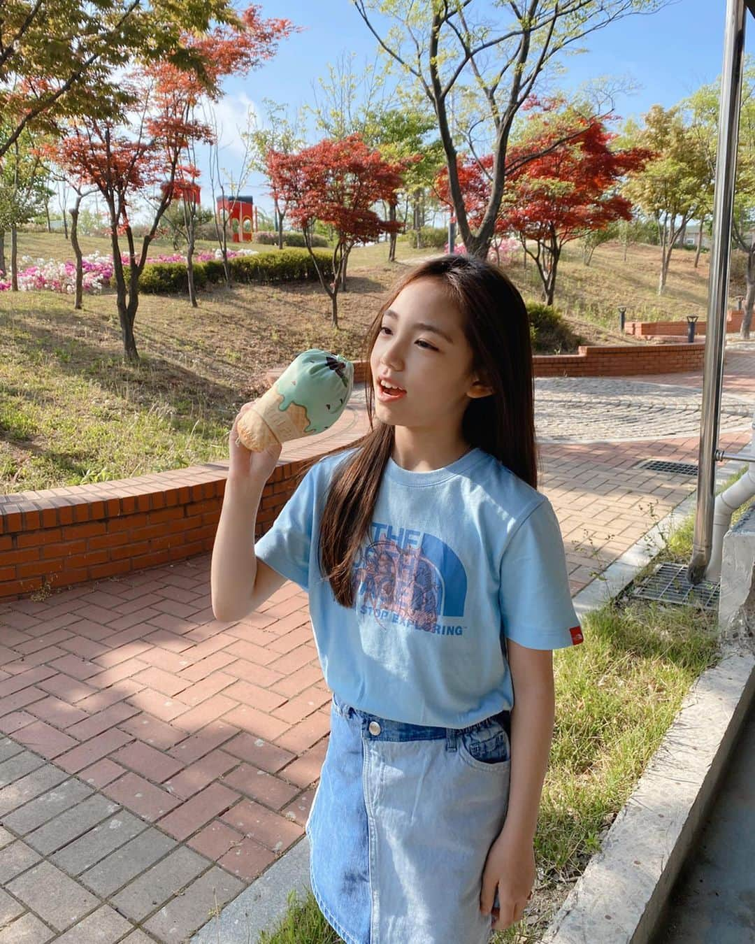 ウンチェさんのインスタグラム写真 - (ウンチェInstagram)「. 요즘 날씨 진짜 사랑이지 않나요? 💚  이제 실내에서든 실외에서든  반팔티를 입어도 어색하지 않죠 , 바람 불 땐 살짝쿵 경량자켓 입어주면 👌🏻 - - - - #노스페이스 #노스페이스키즈 #ootd #달콤하게꺼내입어요 #아이스캔디자켓 #에코티셔츠 #키즈패션 #어린이날선물 #sponsoredbytnf #키즈모델 #이은채」5月4日 19時50分 - __leehye