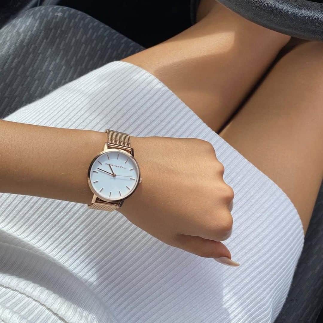 のインスタグラム：「Our Sunshine Mesh timepiece on the lovely @olymipiatalia 💫 This piece features a simplistic combination of elegance and class - the perfect staple in any watch collection.」