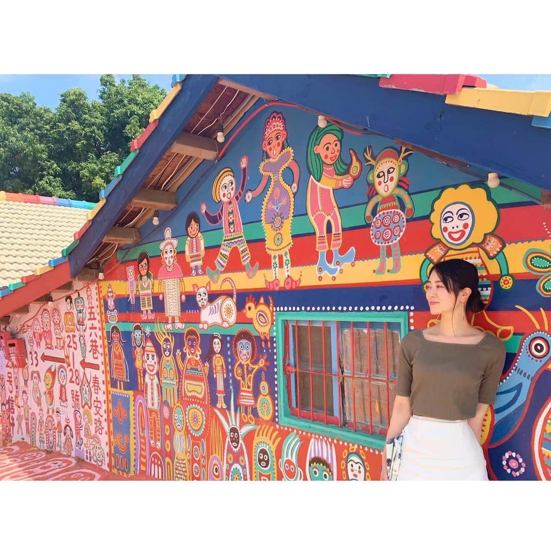 のインスタグラム：「.﻿ .﻿ #彩虹眷村　﻿ ﻿ ﻿ 一人のおじいちゃんが、取り壊される予定だった家々の外壁にこんな可愛い絵を描いて…﻿ 結果的に観光地に変わった場所。﻿ ﻿ ﻿ #台中　の近くにあるよ(*´ｪ｀*)﻿ ﻿ 私が行った時は実際に描いたおじいちゃんがお土産屋さんに座ってて、今でも小さなグッズ等に絵を書かれてました！！﻿ ﻿ ﻿ #台湾﻿ #台湾生活」