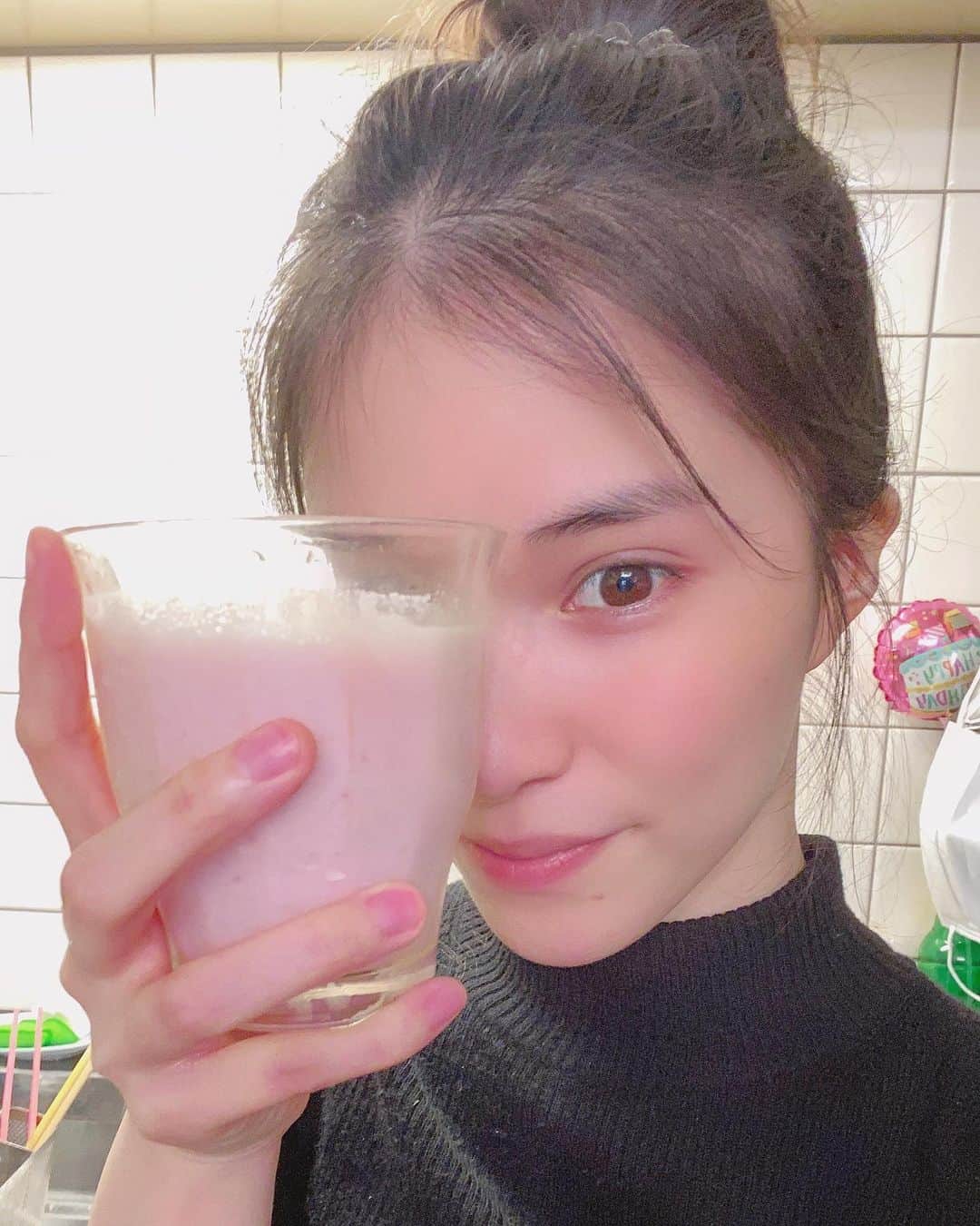 仮谷せいらのインスタグラム：「皆様お元気ですか✨  私はバイトお休み自粛生活 2ヶ月突破です😂👏👏👏 週に1〜２回程しかお家から出てない…  せっかくの機会だ！と思って 色んな物を断捨離したり "のんびりストレスフリー"をテーマに過ごしてます😭  飲み物が凄く好きで ずーっと何かしら飲んでるのが好きなので、笑 久々にミキサーでいちごジュース作ったり🍓 お友達から頂いたドルチェのコーヒーマシーン使ったり、 コーヒーメーカーで色んなコーヒー飲んだり☕️ (やっぱりコナコーヒーが好き🤙) 頂き物のお紅茶やハーブティーやら、、 毎日何かしら飲んでます🍻🍹 そろそろフレーバーシロップとか 買い揃えちゃおうかと企んでる😗  コロナで気もかなり滅入っちゃってるし、 今無理に頑張らなくてもいいや🤯 心も身体も健康でいることが1番や！ と、しみじみ感じてます🥺  自分なりの楽しみを見つけて のんびりのんびりいきましょうねっ  皆様の近況もよかったらコメントください🙆‍♀️ (いつも読んでます💌ありがとう！)」