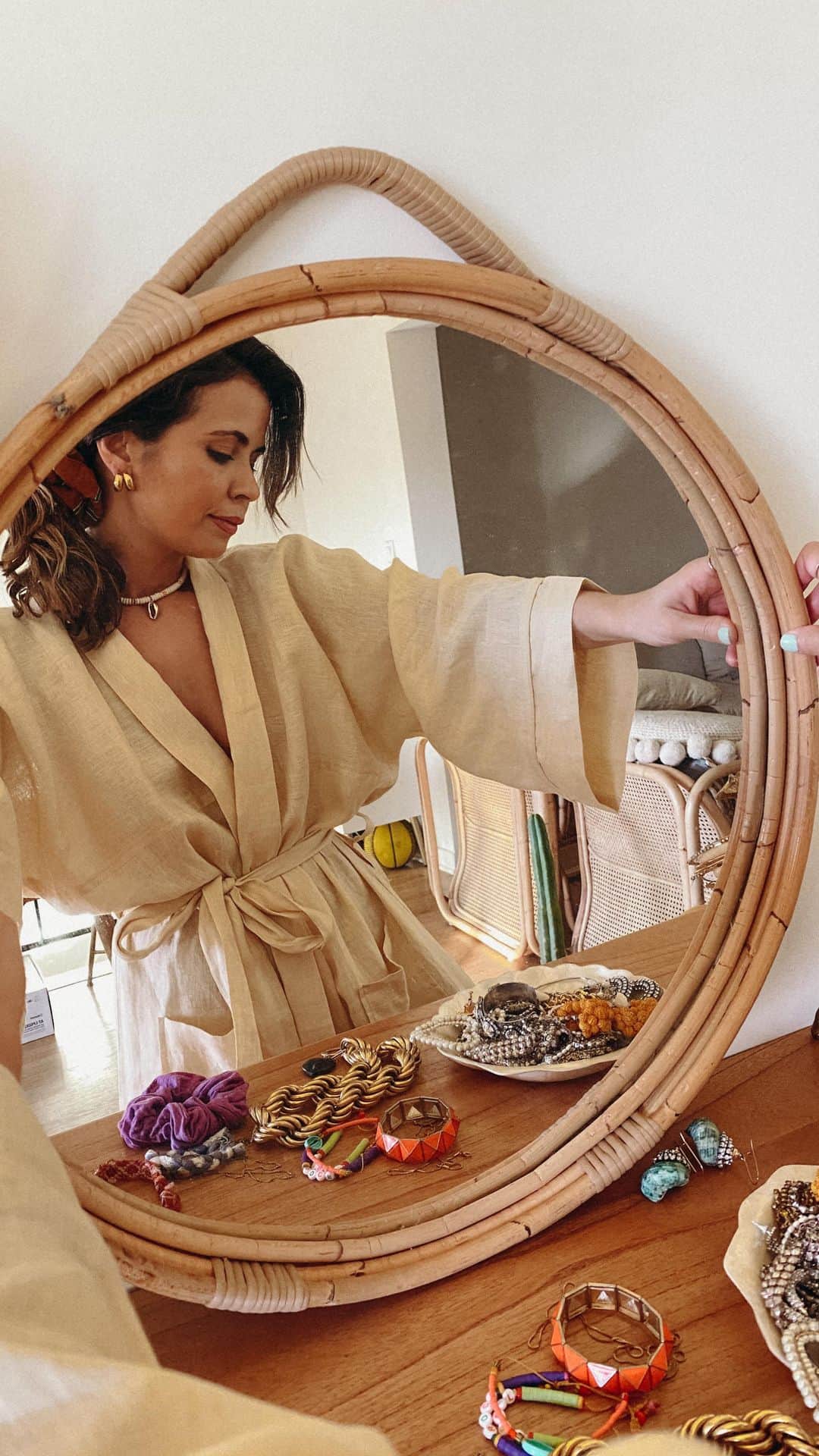 のインスタグラム：「LOOK 1 Top: https://shopstyle.it/l/bgTfp Jogger: https://shopstyle.it/l/bgTew Zapatillas/Sneakers: https://shopstyle.it/l/bgTfr Pendientes/Earrings: https://go.zara/3c3Plhz  LOOK 2 Top: https://bit.ly/3c52mro Pantalones/Sweatpants: https://bit.ly/2WsYEkw Zapatillas/Sneakers: https://shopstyle.it/l/bgTg2 Pulseras/Bracelets: https://bit.ly/2KXJ6A2  LOOK 3 Top: https://shopstyle.it/l/bgTg7 Pantalones/Pants: https://bit.ly/3fhSIn5 Sandalias/Sandals: https://shopstyle.it/l/bgThi Coletero/Scrunchie: https://go.zara/3deUljw  LOOK 4 Kimono: https://bit.ly/3c2lA0t Sandalias/Sandals: https://shopstyle.it/l/bgThi Coletero/Scrunchie: https://go.zara/3deUljw  LOOK 5:  Camisón/ Slip Dress: Vintage, similar: https://go.zara/2SBYjLs Cardigan: https://go.zara/2Wq5Iyw Zapatillas/Slippers: https://bit.ly/3dketkB Pendientes/Earrings: https://go.zara/3fjuXLm  LOOK 6 Jersey: https://shopstyle.it/l/bgTgm Pantalón/Short: https://bit.ly/2zakEbP Calcetines/Socks: https://bit.ly/3dfaINi  LOOK 7 Vestido/Dress: https://bit.ly/3dbEdPU Sandalias/Sandals: https://shopstyle.it/l/bgThi」