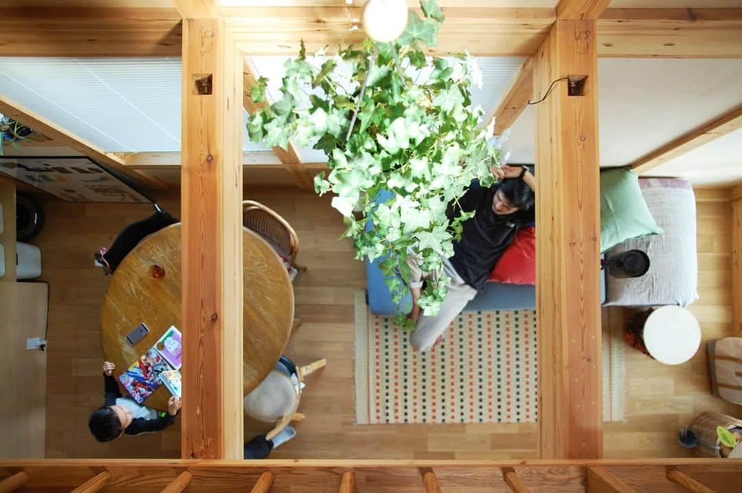 田中工務店／大阪／木の家さんのインスタグラム写真 - (田中工務店／大阪／木の家Instagram)「. 3m間口の木の家。 . 暮らしのアイデア・写真は👇🏻のタグからどうぞ @tanaka.komuten #tanakakomuten_dining #tanakakomuten_kurashi . ----------------------------- 家を建てること、それはいい時間を手に入れることを。 @tanaka.komuten は大切な人との豊かな時間という価値を、#木の家 づくりと通してお客様に届けることを目的としている#北摂 #吹田市 にある#大阪の工務店 です。この価値観と合う方はぜひフォローください🤲🏻✨ . #暮らしを楽しむ #観葉植物のある暮らし #植物のある暮らし #グリーンのある暮らし #シンプルな暮らし #インテリア雑貨 #注文住宅大阪 #注文住宅#自然素材の家#無垢床#roomclip#吹田#豊中#豊中市#池田#池田市#茨木#茨木市」5月4日 20時22分 - tanaka.komuten