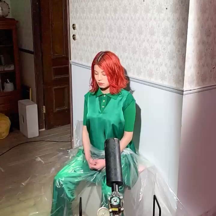 ほな・いこかのインスタグラム：「「人生の針」PVにて、金粉パイを盛大に食らわせて頂きました。 クリームを顔面で受け止めたのは人生で2回目です。よく見ると手、すごい握りしめてます。ぎゅーって。怖かったんだもん。」