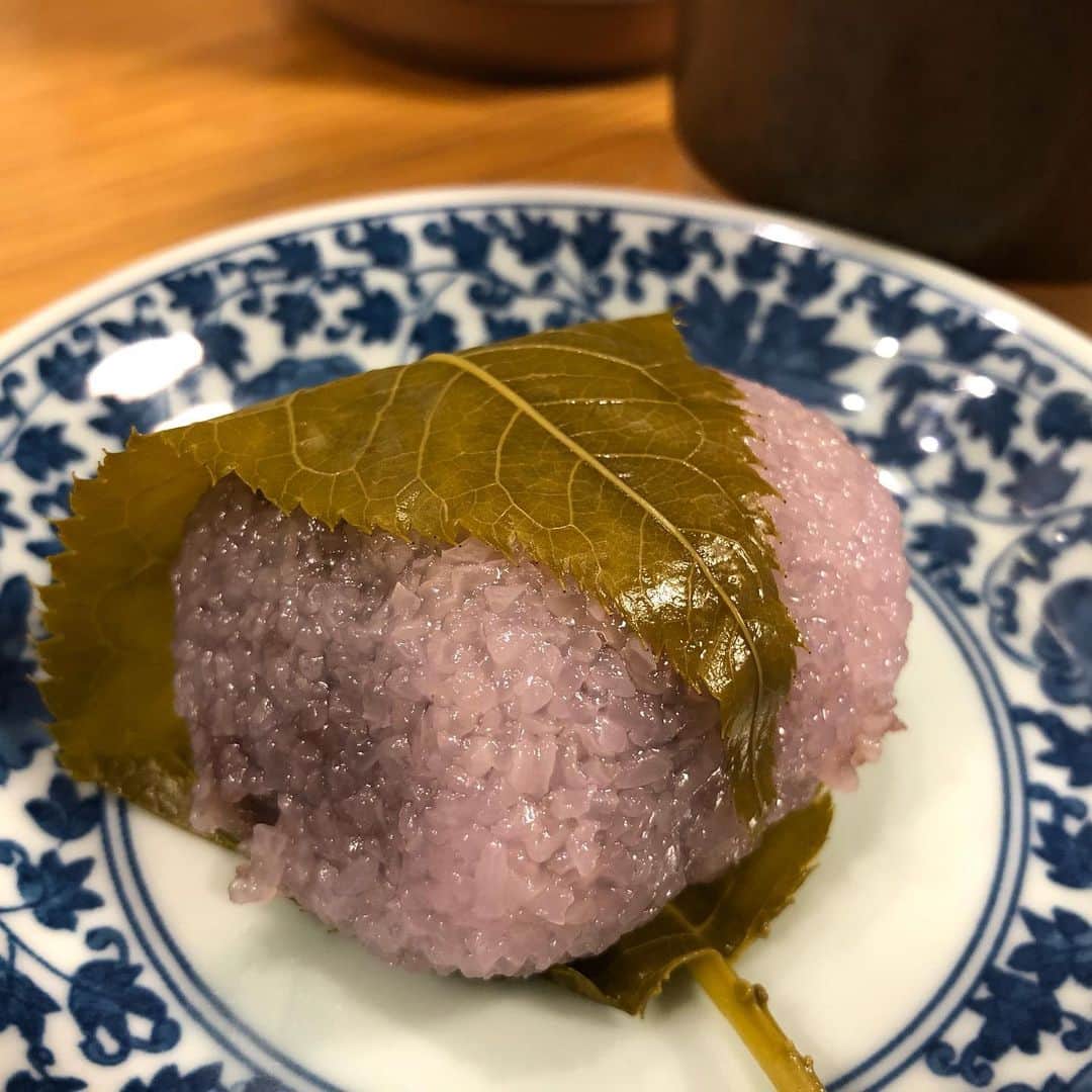 のインスタグラム：「次にアップされるのは柏餅だと思っていたそこのあなた、ふっふっふ…（不敵な笑み。  私の桜餅愛を甘くみないで欲しい。  和菓子屋に行ってそこに桜餅があればひゃくぱー買います！  って、知らんよね（笑。 はぁ、おいし。」