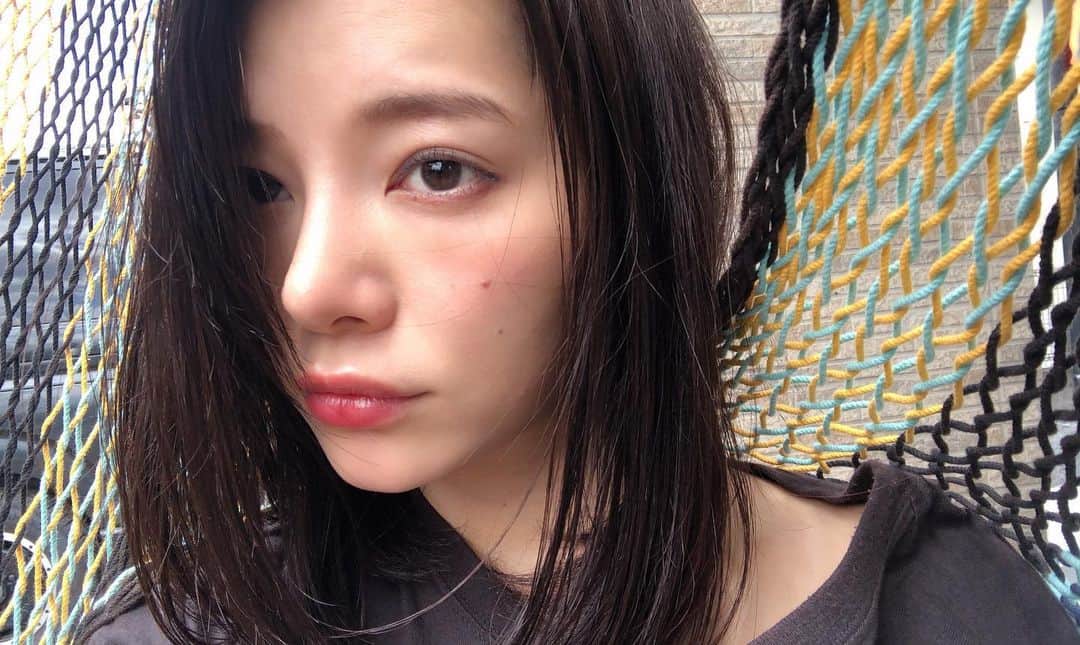 野澤麗花のインスタグラム：「今は美容院にも行けないからお互いに刈ったり染めたり。 ステイホームでも小綺麗にしていたい☺︎ . とっても綺麗に染めてくれてありがとう🌱@taka_brew」
