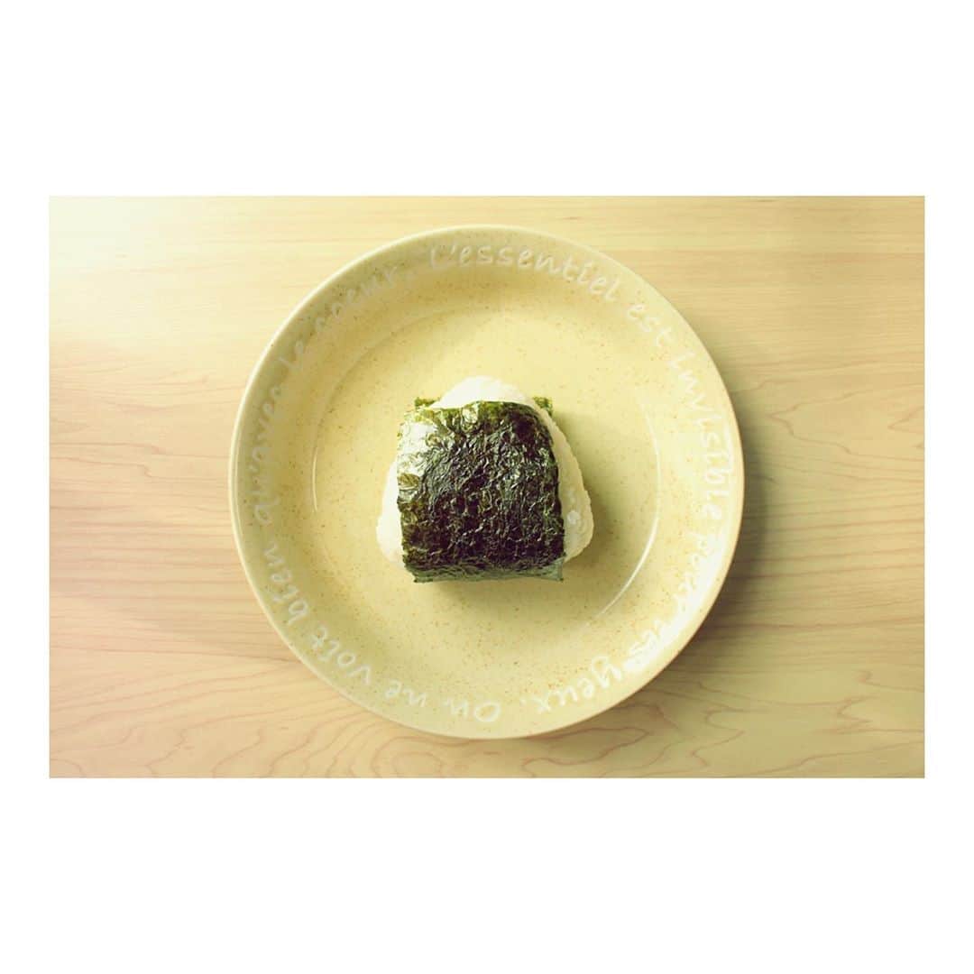 木下流声のインスタグラム：「. なおくん @masadanaohiro . から託された . #祈るおむすびバトン . シンプルに握りました . 次は… . キッチン内田パイセン @uchidaaaaakira . お願いします🍙  #どうですか #おにぎり #塩むすび #シンプル #海苔がへなへな」