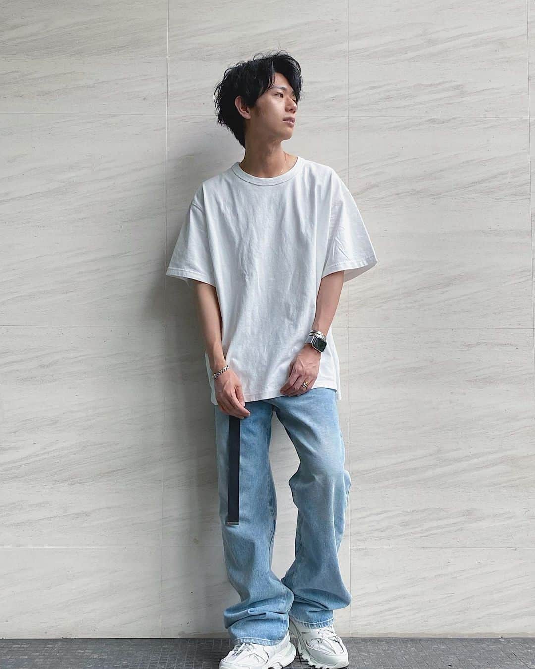 片山良平のインスタグラム：「今月末まで緊急事態宣言延長。 完全に自粛する事も大切だけど、僕らは今出来ることをやる。  美容師は髪を切る事が仕事。  自粛期間中にLONESSは2週間以上お店を閉め、その間に今後のお客様への対策、スタッフの給与面や資金の工面、色々なパターンになっても大丈夫なように考え対策した。  常に時間に追われる生活から一転、営業を休みにし今は家にいる事が最善と思い実行しました。  ただ、インスタライブで「仕事をしてて髪切らないといけないのにLONESS開いてなくて困る」なんて有難い声をたくさん頂きました。 『僕らの生活は誰かが支えてくれているから成り立ってる』  理解してるけど、ほんとの意味で分かってなかった。まるで呼吸のように当たり前を忘れちゃいけない。  お店を閉めた事は正しかった。 それがあったからしっかりとしたお客様への対策案ができたと思う。  しっかりとした対策をとりながら、今の現状とうまく付き合っていくことが大切なんだよなぁ。  僕らは髪を切る仕事。 これは1人でも求めてくれる人がいたらそれに応えるべきだと僕は思う。  なんて、僕も親だからめっちゃ怖いけどな🙄  #今やるべき事 #僕らは誰かに支えられて生きている #美容師社長のつぶやき #白T」