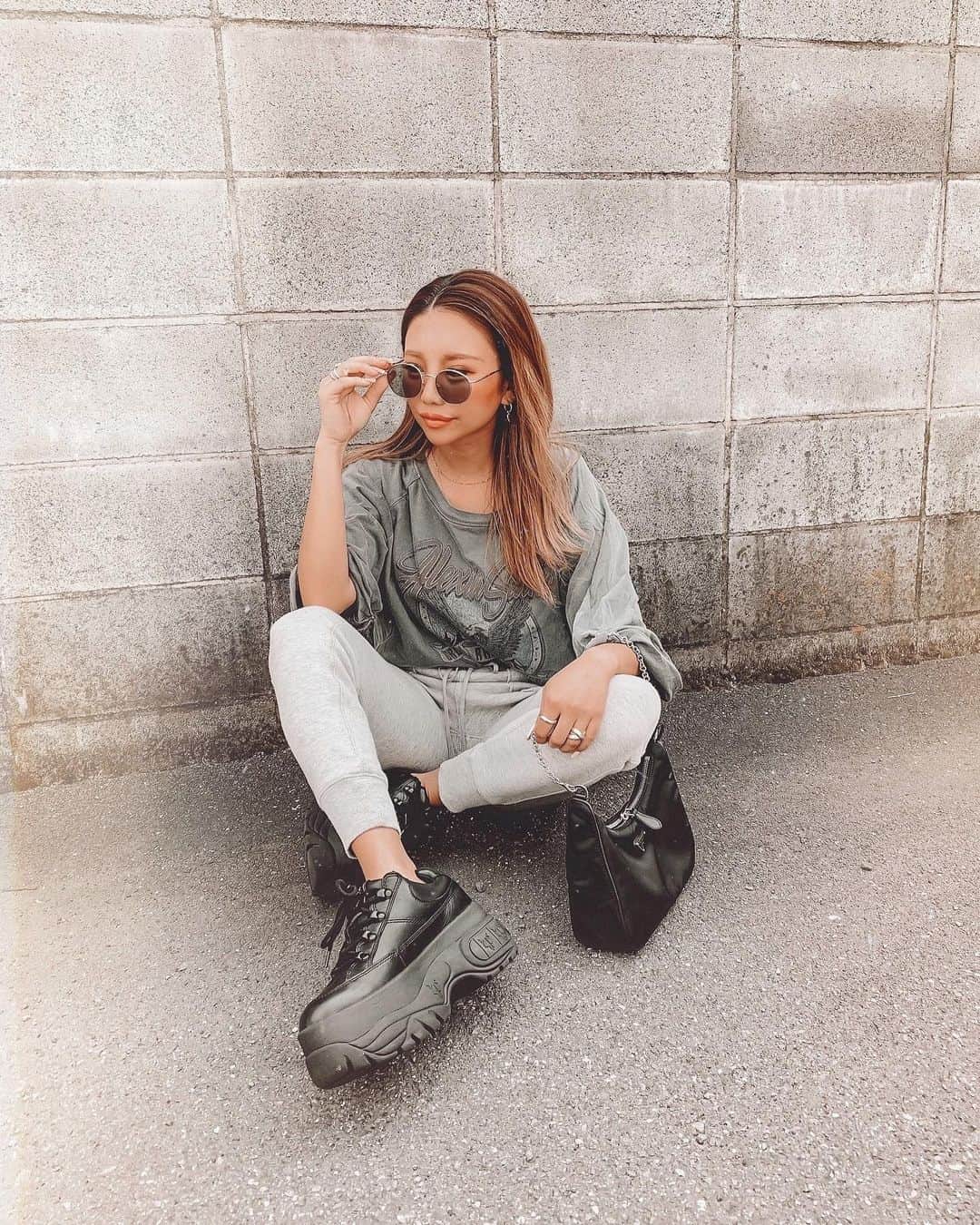 ✷kana✷のインスタグラム：「🕶✨ . . #mood 今日2回目の投稿しちゃう🤫 . これまた @flex_japan の新作サングラス 華奢なラウンドシリーズは昔からすき！ これは絶妙なgrayのレンズがいい◎ 21時から再販するのでチェックしてね！✔️」