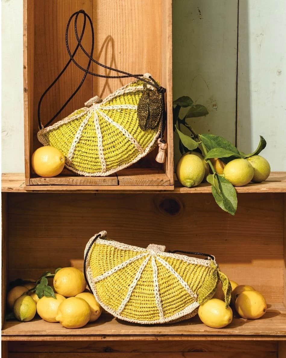 ジャマンピュエッシュのインスタグラム：「Limenton in a cute bag in the shape of an emblematic fruit of Provence hand-crocheted of raffia 🍋 . . Discover our new features: buy now, pay later with Scalapay (available in France and in Italy); free worldwide delivery with the code FREESHIPPING.」