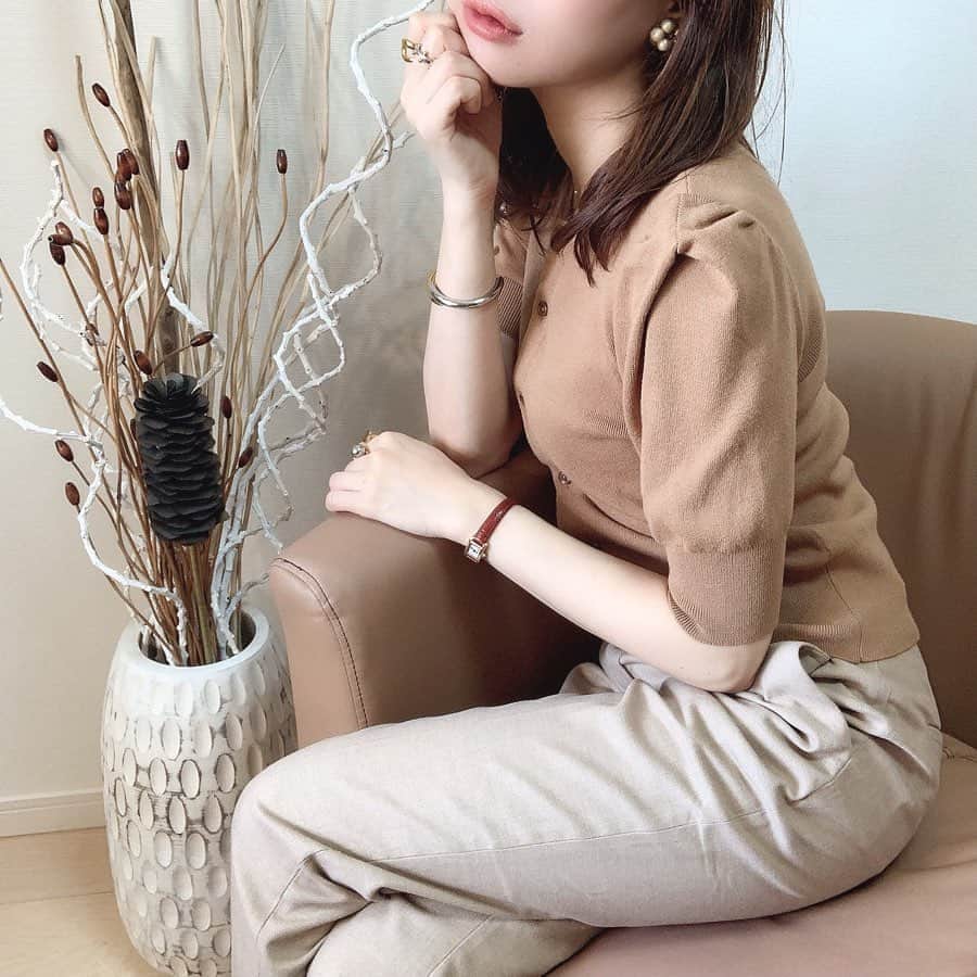 のインスタグラム：「* この組み合わせが好きすぎて、これで遊びに行きたいんやけど、切実に…😭 なんかもうすでに暑くて無理そうニットカーディガンw秋までお預けかなぁ〜🤔 * この肩がロボット🤖ぽくなってる形がめっちゃ好き。肩幅ないからごまかせるしほんま好き😂 パンツは何本もあるユニクロ様のやつ✨ * * #instagood#instafashon#今日の服#今日のコーデ#おしゃれさんと繋がりたい#プチプラファッション#プチプラコーデ#カジュアルコーデ#着回しコーデ#春コーデ#大人カジュアル#韓国ファッション#きれいめカジュアル#きれいめコーデ#ガーリーコーデ#おちびコーデ#低身長#snidel#スナイデル#カーディガン#アンクルパンツ#ユニクロ#ユニジョ#ユニクロコーデ」