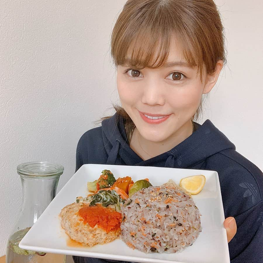 上坂由莉さんのインスタグラム写真 - (上坂由莉Instagram)「﻿ ﻿ 今日も朝からオンラインレッスン🧘‍♀️🧘‍♂️💻﻿ ありがとうございました❤️﻿ ﻿ ﻿ １レッスン終わって自分のヨガの練習して﻿ いきなり踊りたくなって汗だく←🤣🩰🕺﻿ ２レッスン目終わったらスイッチがオンのままで﻿ お家でトレーニングしてさらに汗だく🤣﻿ 結果めちゃくちゃスッキリしました✨﻿ ﻿ ﻿ 遅めのお昼ご飯は疲れすぎてお味噌汁だけ作って﻿ メインはストックしてあった @fitfood_home の﻿ ハンバーグでワンプレートランチ🍽😋﻿ 栄養もしっかり考えられててありがたい🥺💓﻿ あーーー美味しかった❤️﻿ ﻿ ﻿ 買ってきたものもパックではなく﻿ 必ずお皿に盛りたい人です😌🍽﻿ ﻿ ﻿ #fitfoodhome #tavenal #lunch #おうちごはん﻿」5月4日 20時30分 - yuri_yoga.727