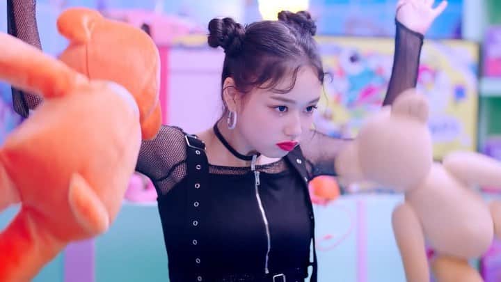 ジョンギュンのインスタグラム：「프로듀싱을 맡은 그룹 파나틱스가 드디어 컴백 했습니다! MV 풀버전은 유튜브에서 검색 바랍니다🙏🏻 앨범 많이 들어주세요. . .  Lyrics by MADEWELL, JOHNEAST Composed by MADEWELL, YOSKE, JOHNEAST Arranged by MADEWELL Mixed by MADEWELL, JOHNEAST @madewellmusic_official Mastered by 성지훈 @jfsmastering  #파나틱스 #바비걸 #컴백」