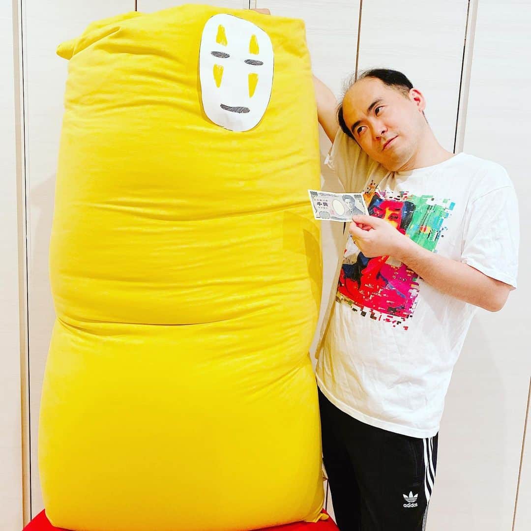 斎藤司のインスタグラム：「暇すぎてパステルカラーのカオナシ口説いてますわ。 カオナシも春色ですわ  #yogibo #stayhome #家は宝の宝庫 #意外と戦える #1000円じゃなびかない #10万円届くまで待ってね #クオリティひどめ #yogiboのシワが #逆にエロい #メスのカオナシだなこれは」