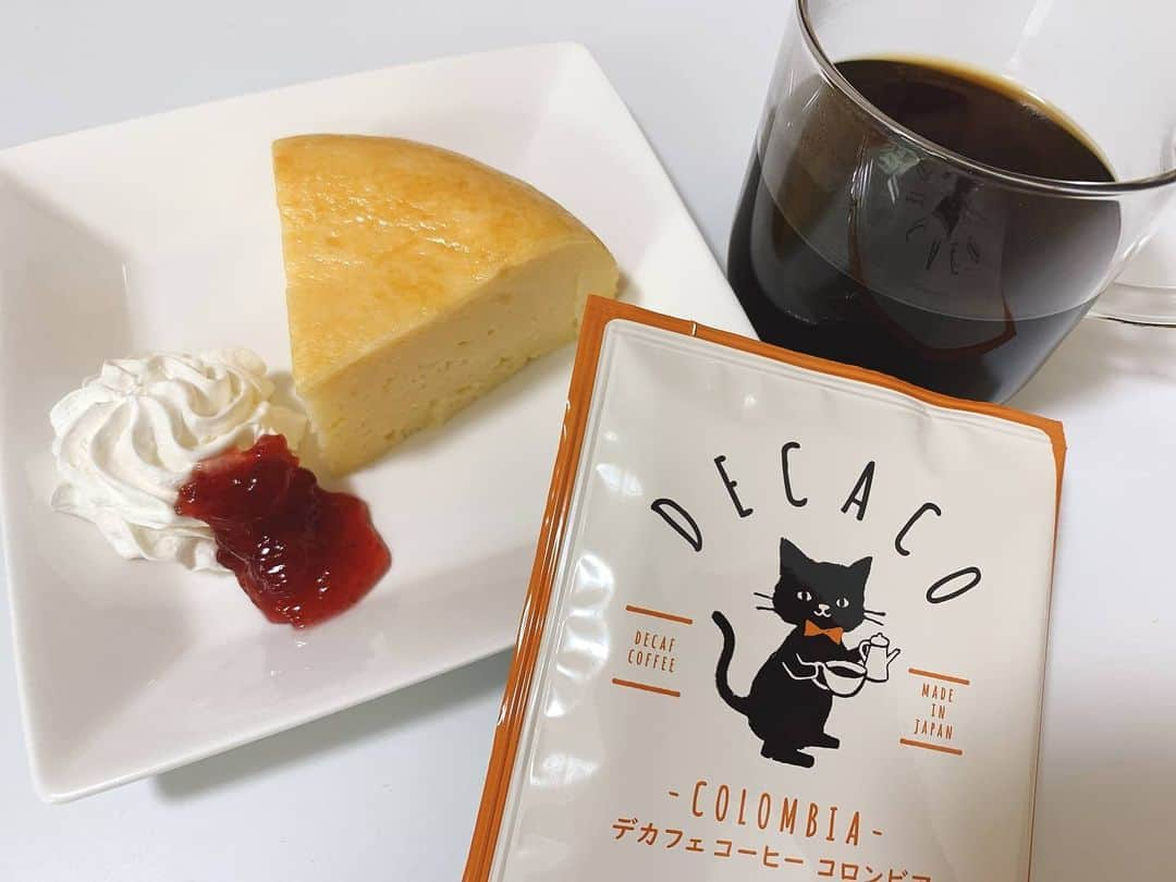 高橋萌のインスタグラム：「ヨーグルトケーキ🍰💓 お供はDECACOのデカフェコーヒーです☕️🐈 おうち時間が増えてカフェインの摂りすぎが気になってたけど、いつでも飲めるから安心〜😌 #ヨーグルトケーキ　#お菓子作り　#おうち時間　#DECACO #デカフェ　#cooking」