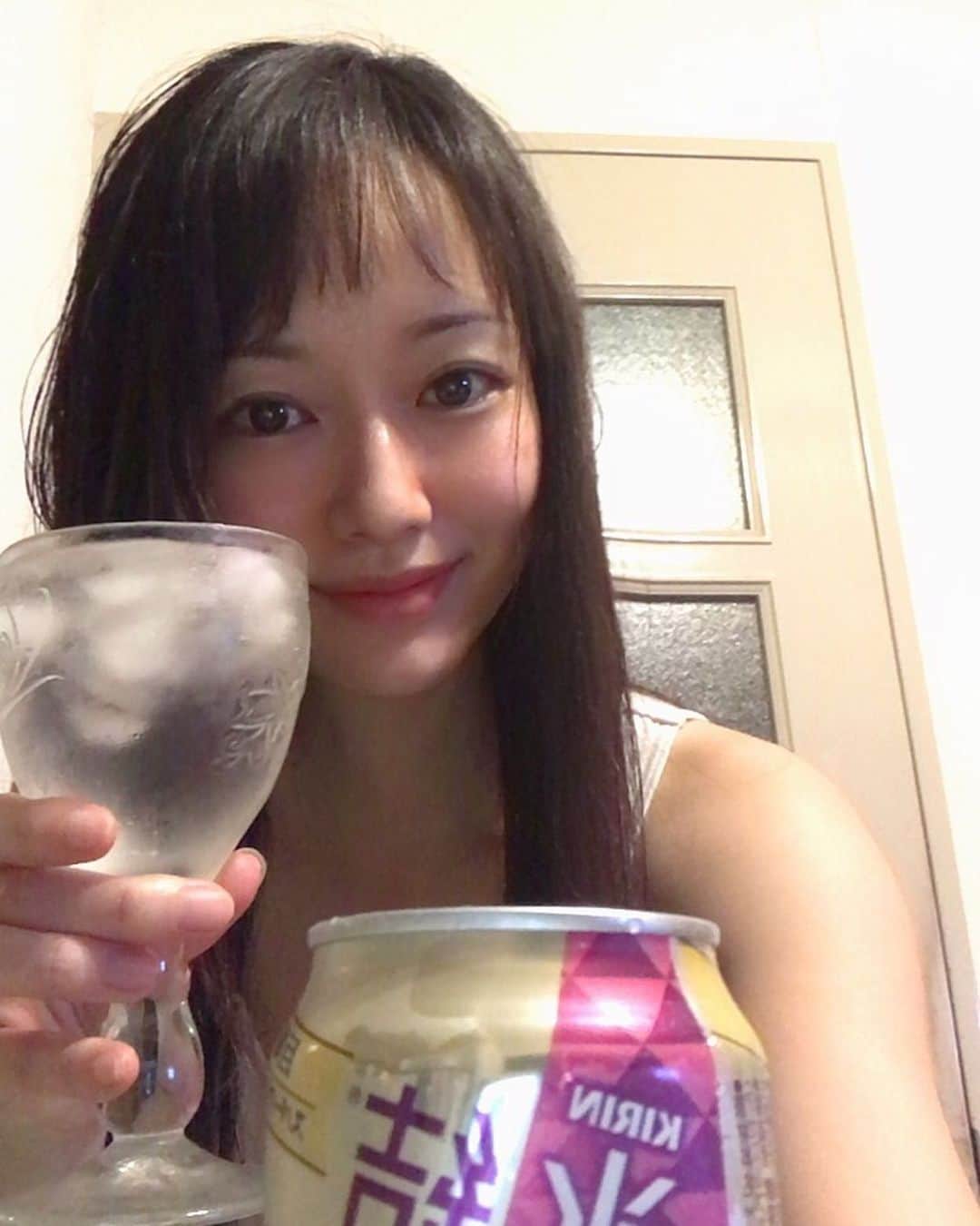 吉山りささんのインスタグラム写真 - (吉山りさInstagram)「明日も早いので寝ます☺️✨ ✨ 明日の飲み会で会える りさfamilyの夢を見て寝ます💗 ✨ ぎゅーっnight✨  #吉山りさ #me #お風呂上がり  #フリーモデル #アラフォーママ #モデル #model #Japanese #バスタオル女子 #バスタオルモデル #温泉ソムリエ #温泉モデル #温泉女子 #写真 #40代 #美容 #美肌 #化粧品 #大好き#goodnight #sleepy #すっぴん #😴 #sweetdreams #おうち時間 #ロングヘア #longhair #氷結ストロング #氷結  りさfamily💗 愛してる〜ヽ( ^ー^)m(^ー^ )丿💗 #peace (✌🏻️'ω'✌🏻️)」5月4日 20時38分 - oreorerisa