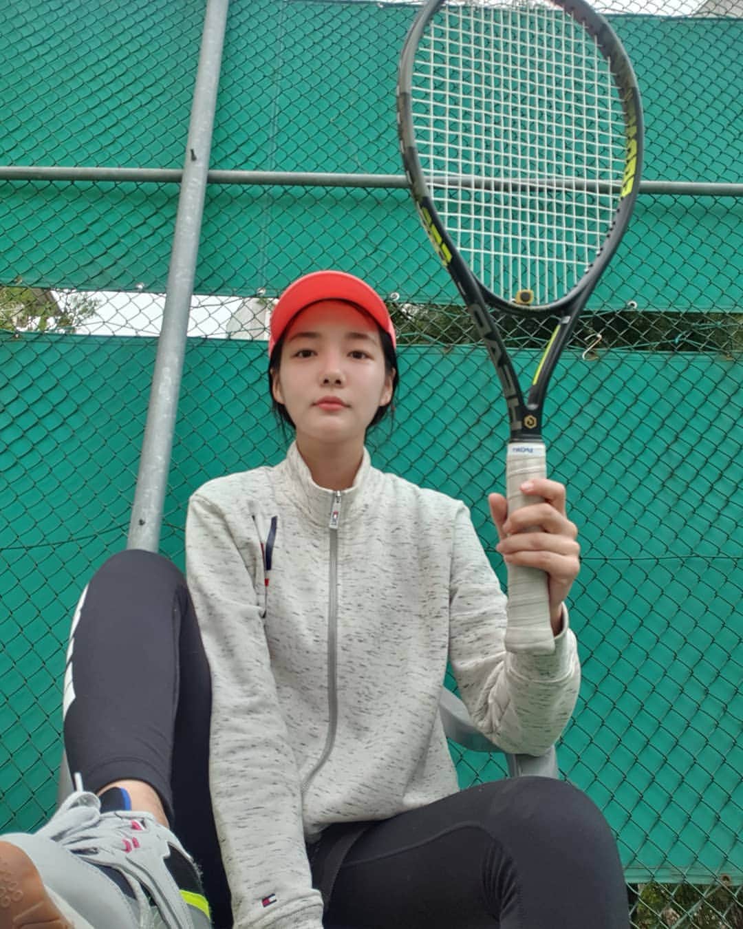 ムン・ジインさんのインスタグラム写真 - (ムン・ジインInstagram)「이거순 테니스라켓이여! 테린이 꿈나무가 되고싶숩니다🎾  #전기파리채아님 #테린이 #공순이」5月4日 20時40分 - moonjiin_actress