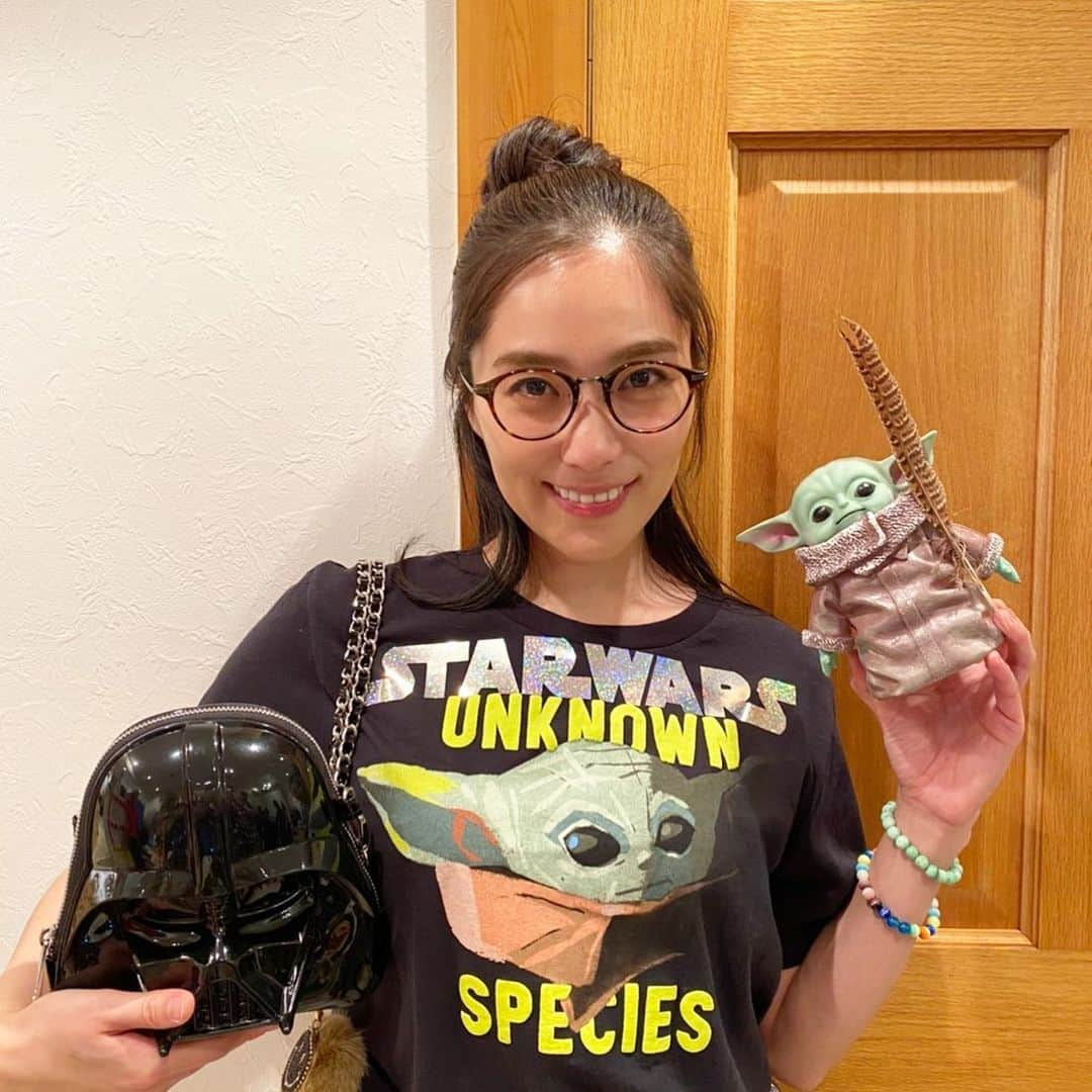 小澤真利奈さんのインスタグラム写真 - (小澤真利奈Instagram)「今日はスターウォーズの日！ ベイビーヨーダのTシャツにダースベイダーのクロスボディバッグ！ すっかりスターウォーズ気分♡ カメラマンの堀田芳香さんにお借りしました！！ スタイリストのまりちゃんが、STARWARSシールを作ってきてくれて…嬉し過ぎたなぁ♡ YouTube大喜利、プラスマイナス岩橋さんに出演していただき、大盛り上がりでした！ 今日もたくさんのご参加、ありがとうございました！！ #スターウォーズの日  #ヨーダ#ダースベイダー #YouTube大喜利 #明日も17時から #ゲストはさらば青春の光森田さん #明日もお待ちしています！ #ヘアメイク　@_nagigee」5月4日 20時43分 - marina_kozawa_official