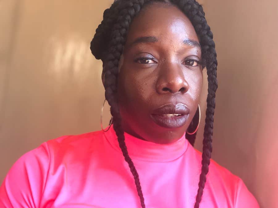 アニカ・オヌオラさんのインスタグラム写真 - (アニカ・オヌオラInstagram)「Braided up in Quarantine 💁🏾‍♀️ Tutorial coming soon.......... • • • #braidgang #healthyhairjourney #naturalhairloves #braidstyle #naturalhairdaily #type4hair #naturalchixs #naturalhair #braids #boxbraids #expressionhair #protectivestyle #protectivehairstyle #knotlessbraids #blackgirlmagic #hairstyles #4chairchicks #4chair」5月4日 20時48分 - anyika