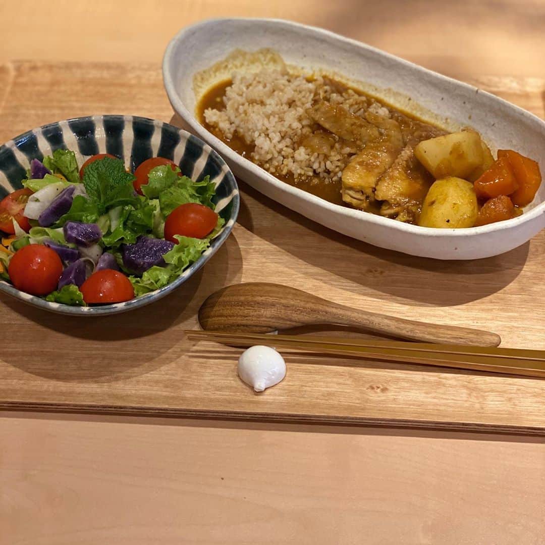のインスタグラム：「. 今晩は😊 今日は手羽先が沢山買ってあったので初めて 手羽カレーにチャレンジ 自分なりにやってみた😃 下茹した下手羽先にネギの青いことと玉ねぎとにんじんを入れてぐつぐつ1時間位〜この時点でスープめっちゃ美味しかった😆 最後にじゃがいもを入れて市販の ルー辛口と中辛2種類に ニンニクおろし 醤油ソースを少々いれてみた！ スープカレー風で 美味しく出来ました〜🙌😘 . サラダはハニートマト🍅 のっけて紫色のじゃがいもを ポイントにリーフとダイコン きゅうりニンジンをスライサー で加えました😉 ドレッシングはレモン風味🍋 サッパリして美味しかった😘 . 新しいレシピにチャレンジは失敗する怖さもあるけど成功しか考えないポジティブ思考で作れば 絶対成功する❣️ 不思議ですね😆 何事もポジティブに ですね🙌🙌 #お家ご飯 #カレー #新しいレシピ #ハニートマト #美味しい　#❤️ #rikacotable  #rikaco_fashion」