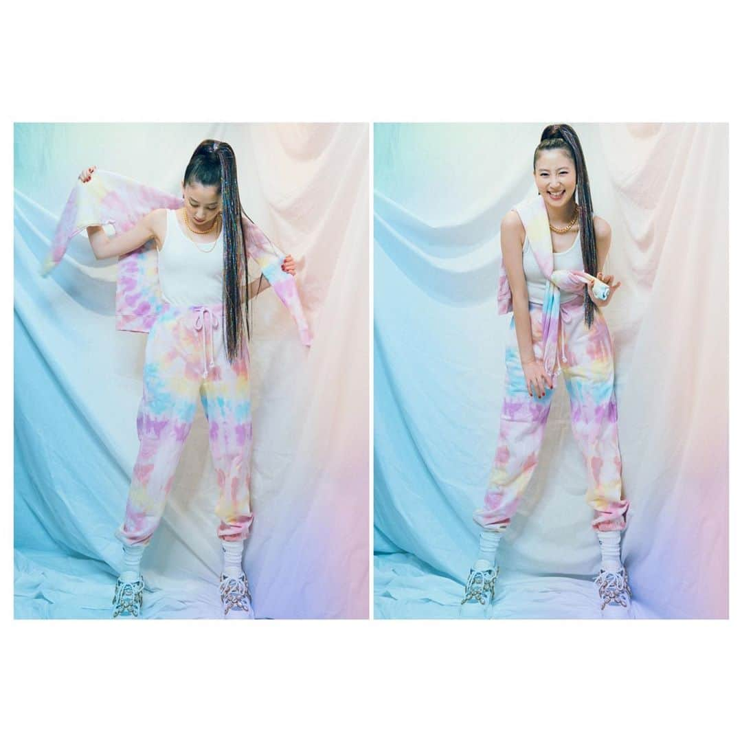 河北麻友子さんのインスタグラム写真 - (河北麻友子Instagram)「Shooting at home in the tie dye set I made!🌈🌈🌈 お家時間で作ったスエットのセットアップでお家撮影！ Shot at home Edited by @kanbepouty」5月4日 20時54分 - mayukokawakitaofficial