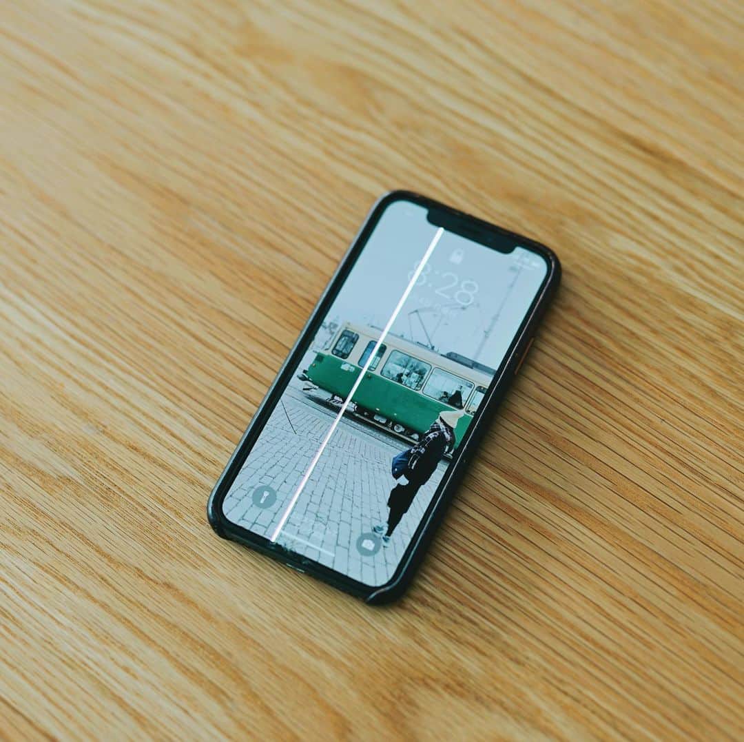 Takafumi Gotoのインスタグラム：「昨日家の中で落として割れたiPhone Xちゃん。割れただけだったら我慢できるけど、ビーっと線入った上に、タッチ操作が誤動作する😑買い換えんなんか...📱」